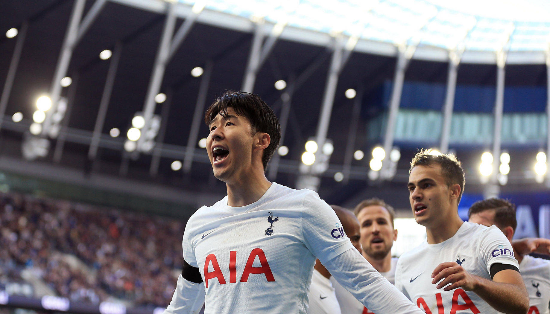 Son Heung-Min al Tottenham Hotspurs FC încurajând Fundal