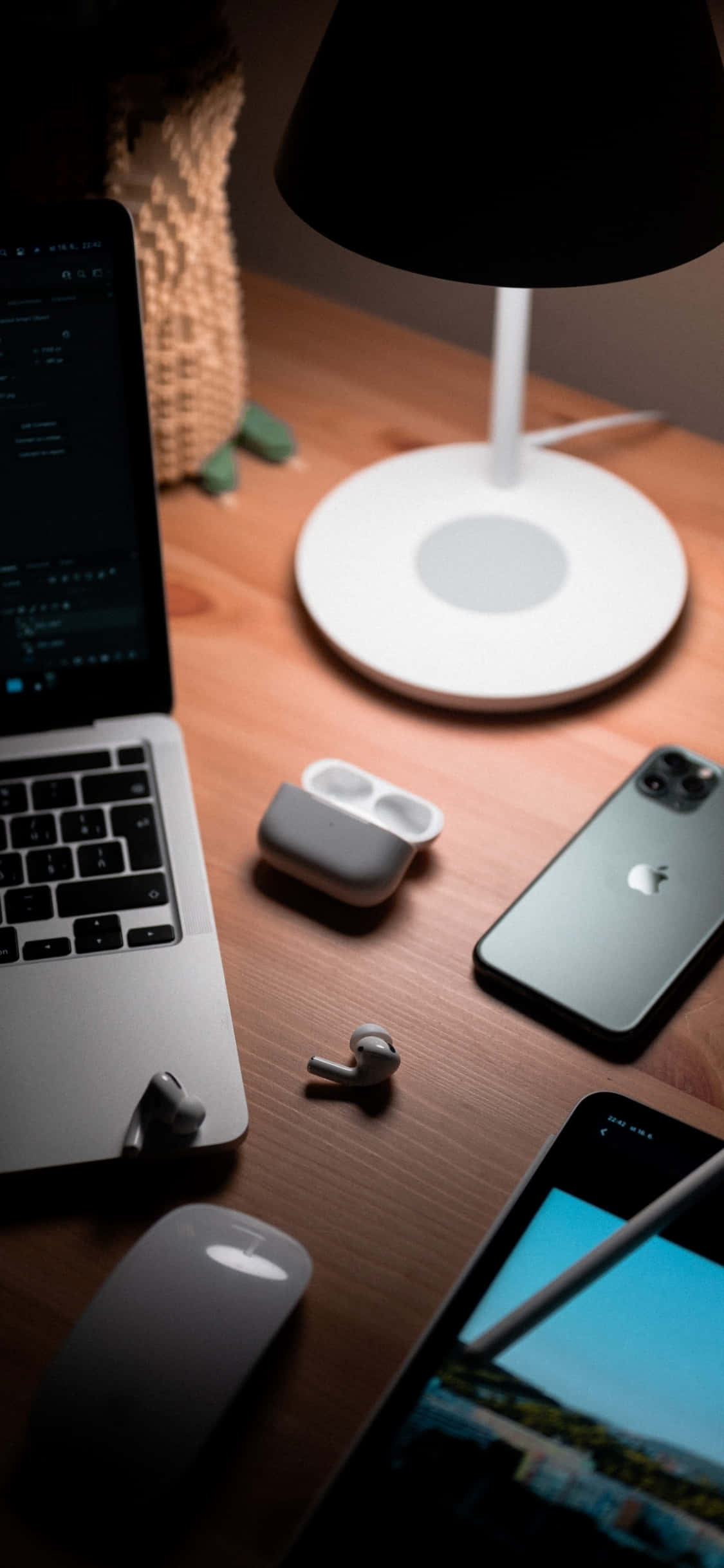 Spațiu de lucru frumos cu un iPhone X pe un birou modern din lemn Fundal