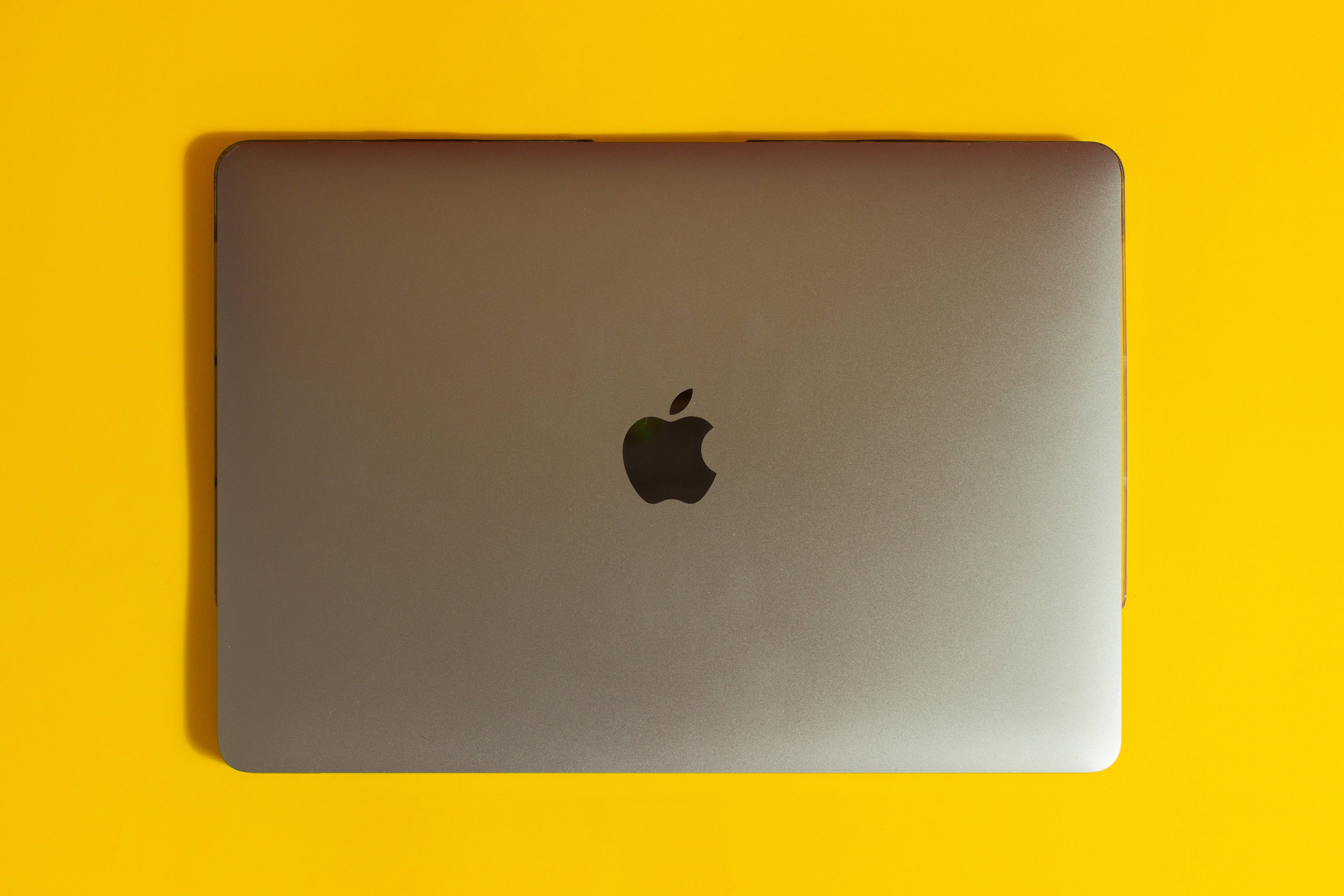 Spațiu de lucru Mac minimalist, cu o notă de eleganță Fundal