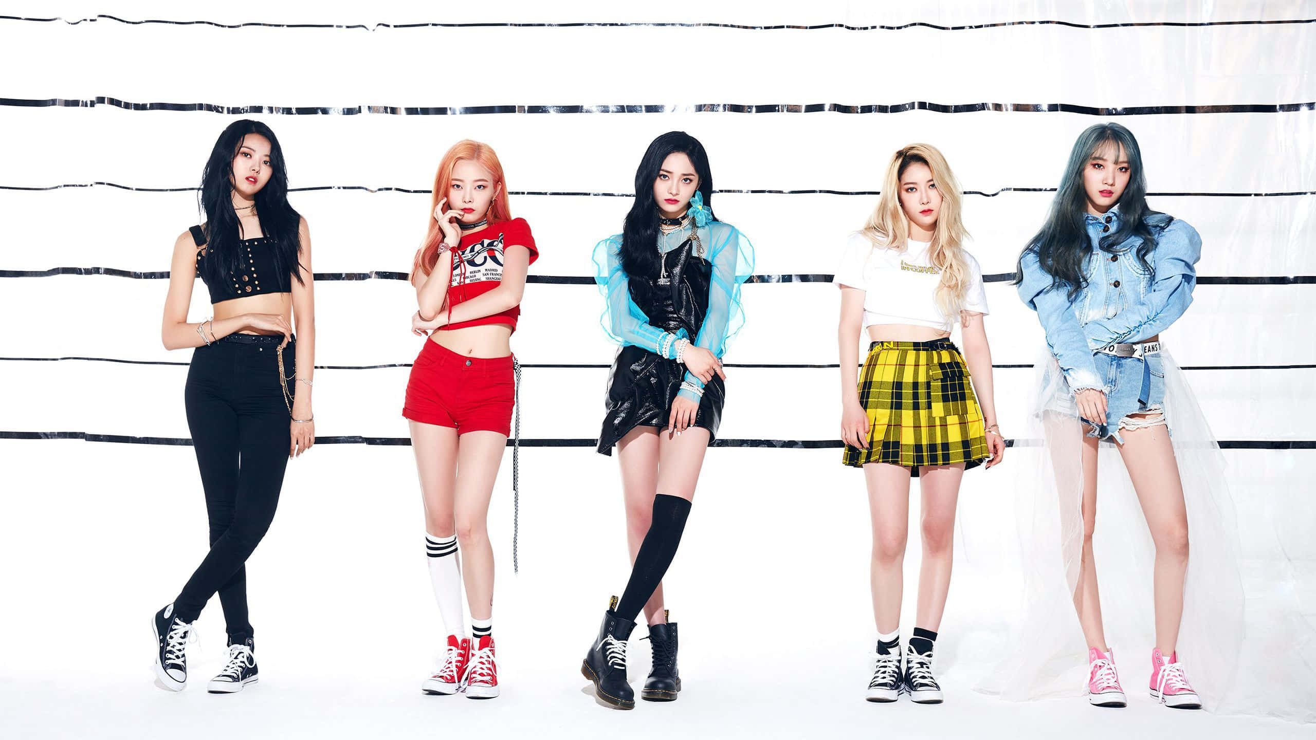 Spectacol Fascinant al unei Trupe Kpop pe Scenă Fundal