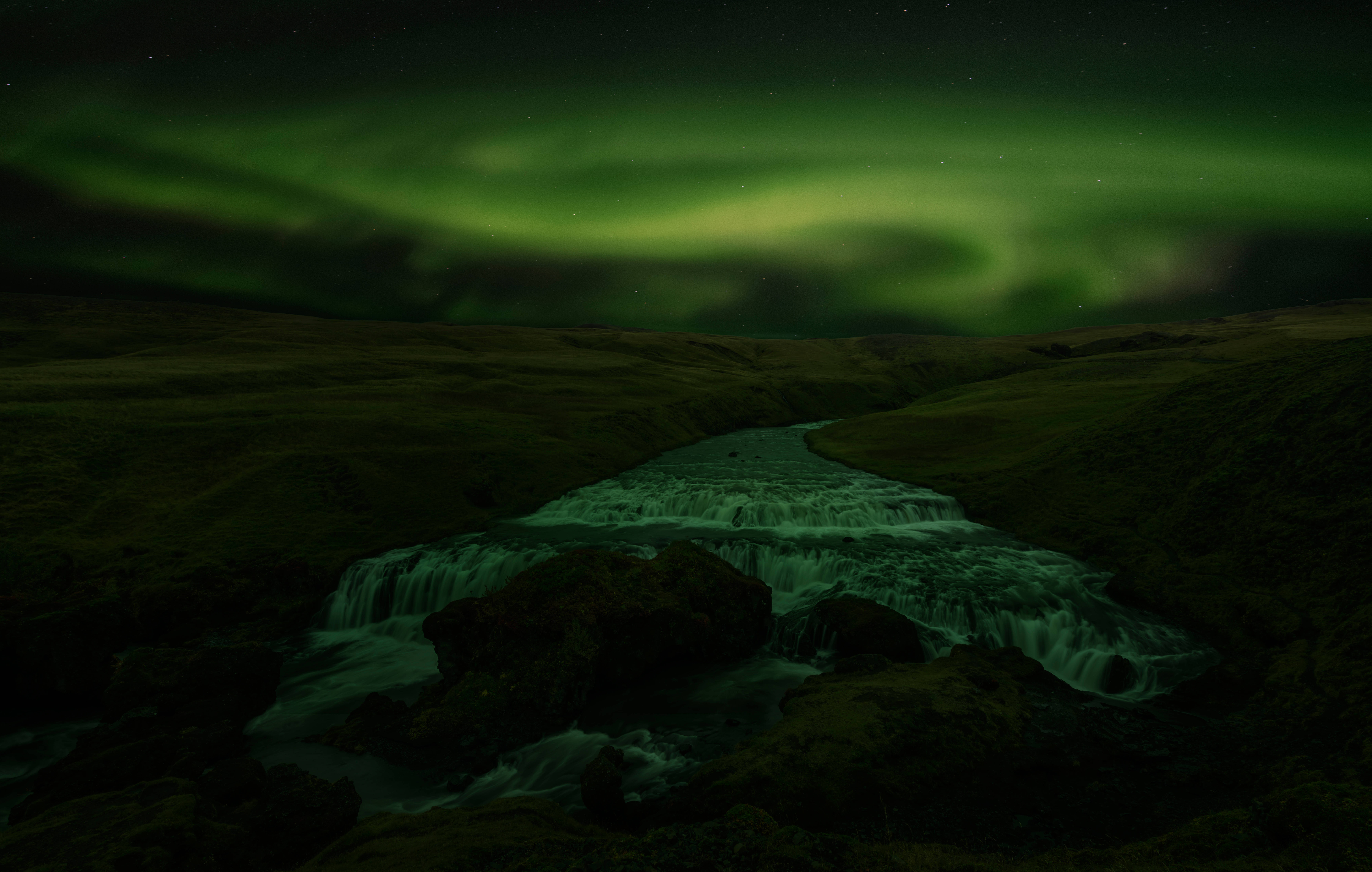 Spectaculoasă Auroară Boreală Verde Întunecată 4K Fundal