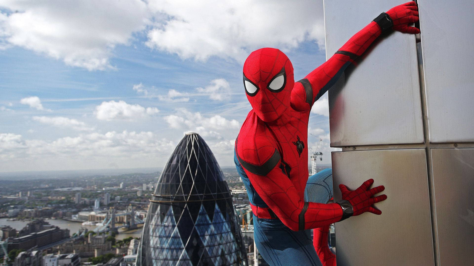 Spiderman legănându-se în fața Turnului Gherkin Fundal