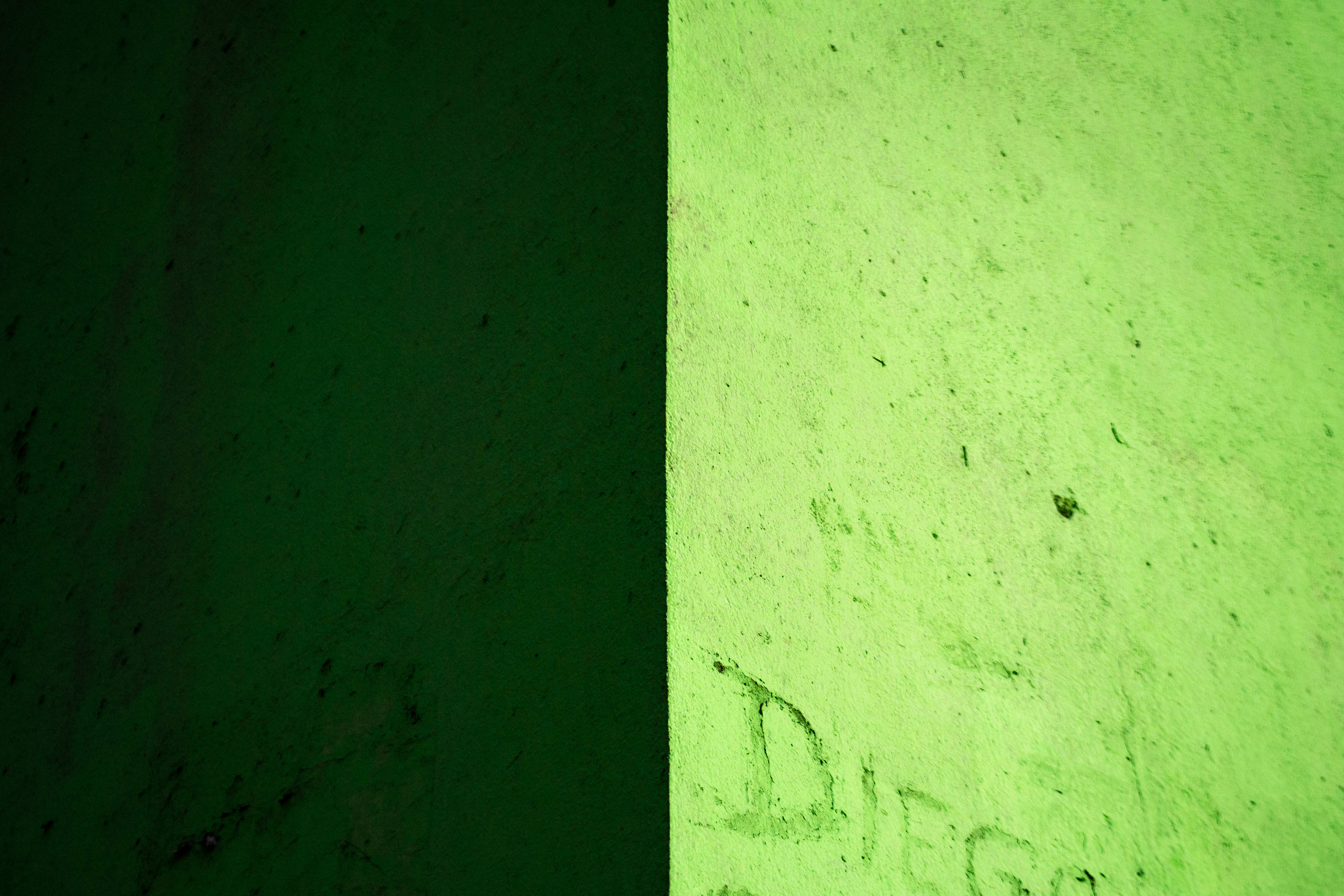 Stâlp de clădire în verde pastel Fundal