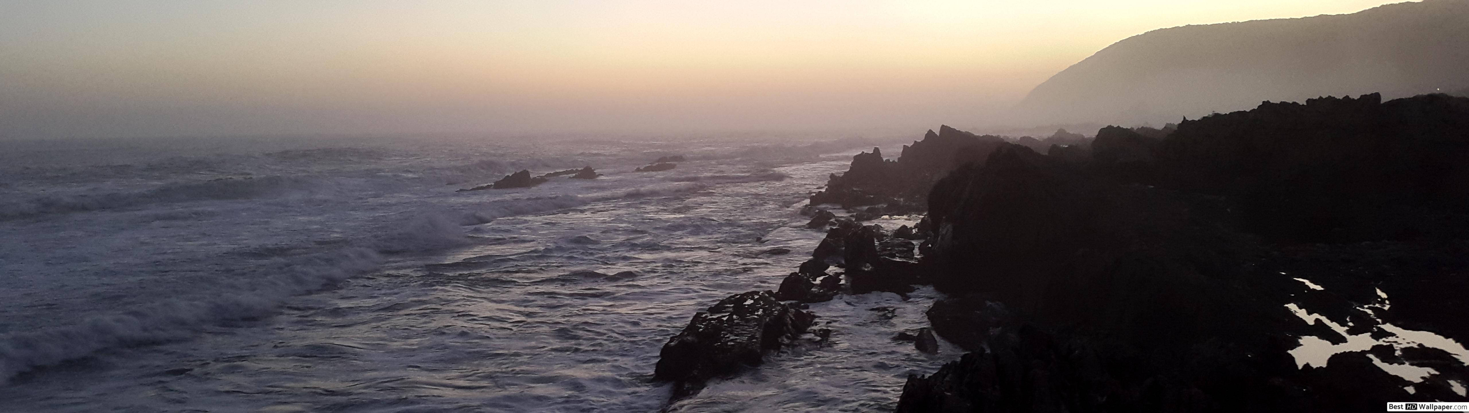 Stâncă iluminată din spate acoperă orizontul Fundal