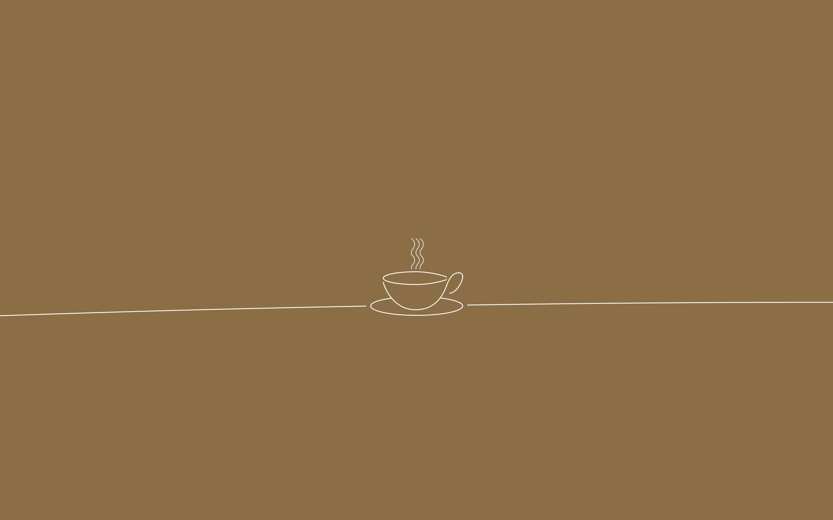 Stație de lucru minimalistă maro cu cafea și laptop Fundal