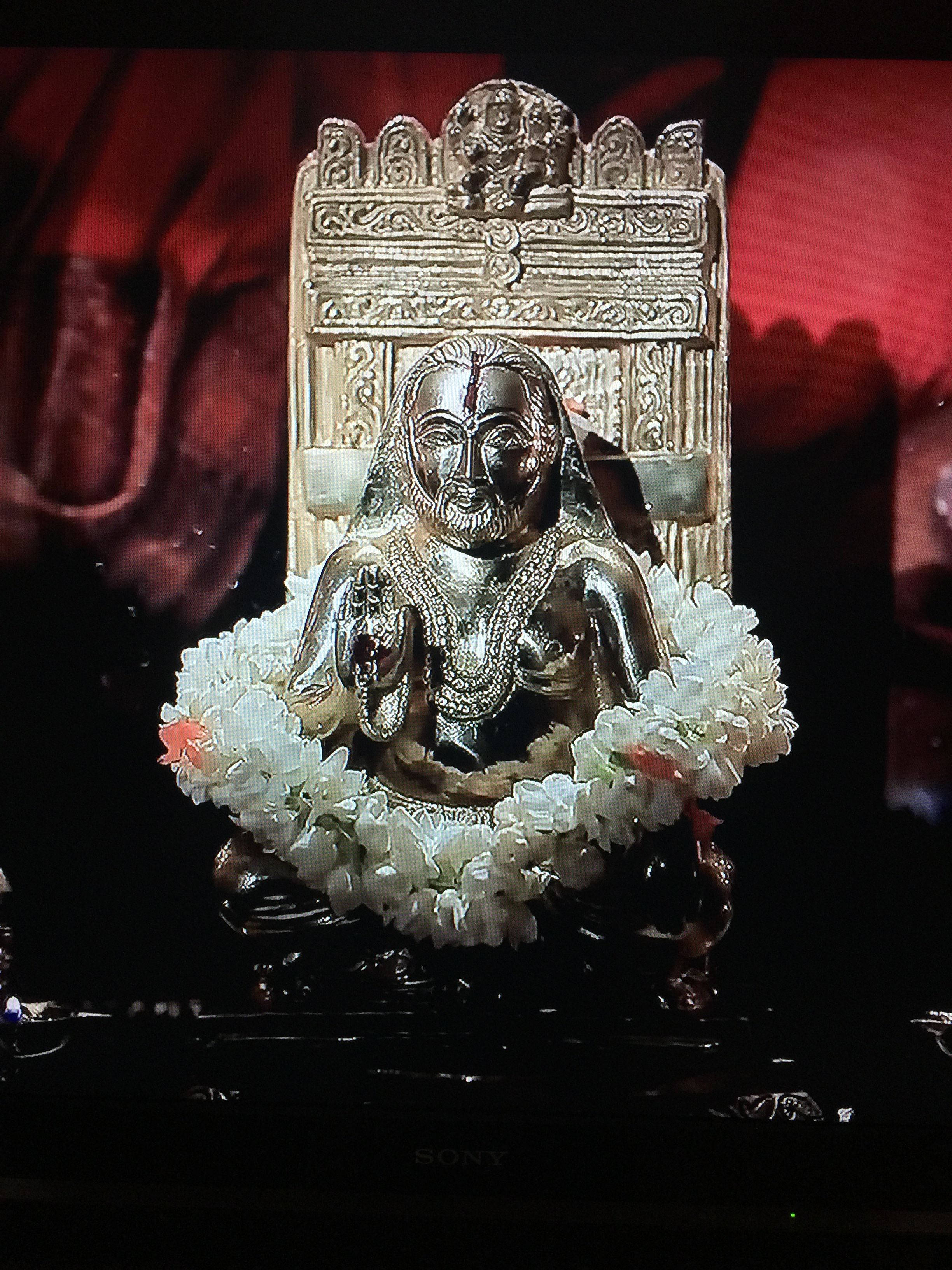 Statuie estetică argintie Raghavendra Fundal