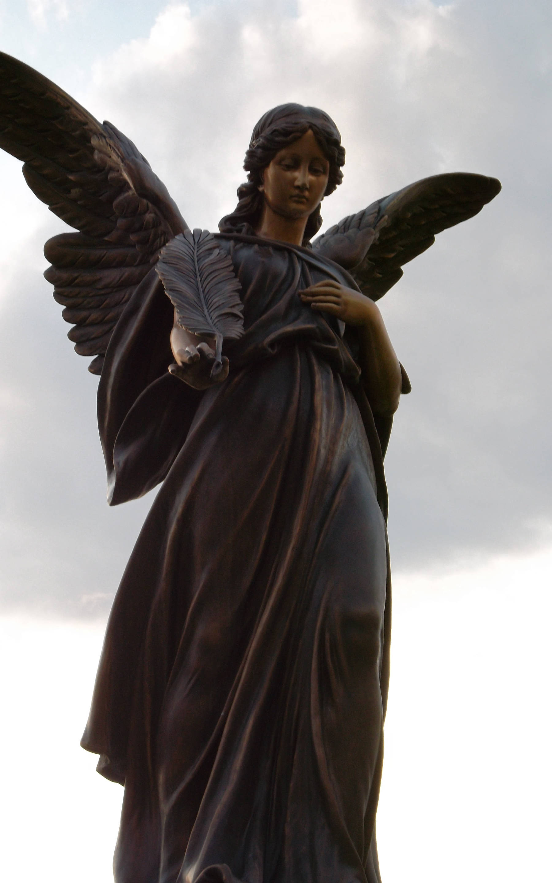 Statuie Înger Comandată de Biserica Catolică Fundal