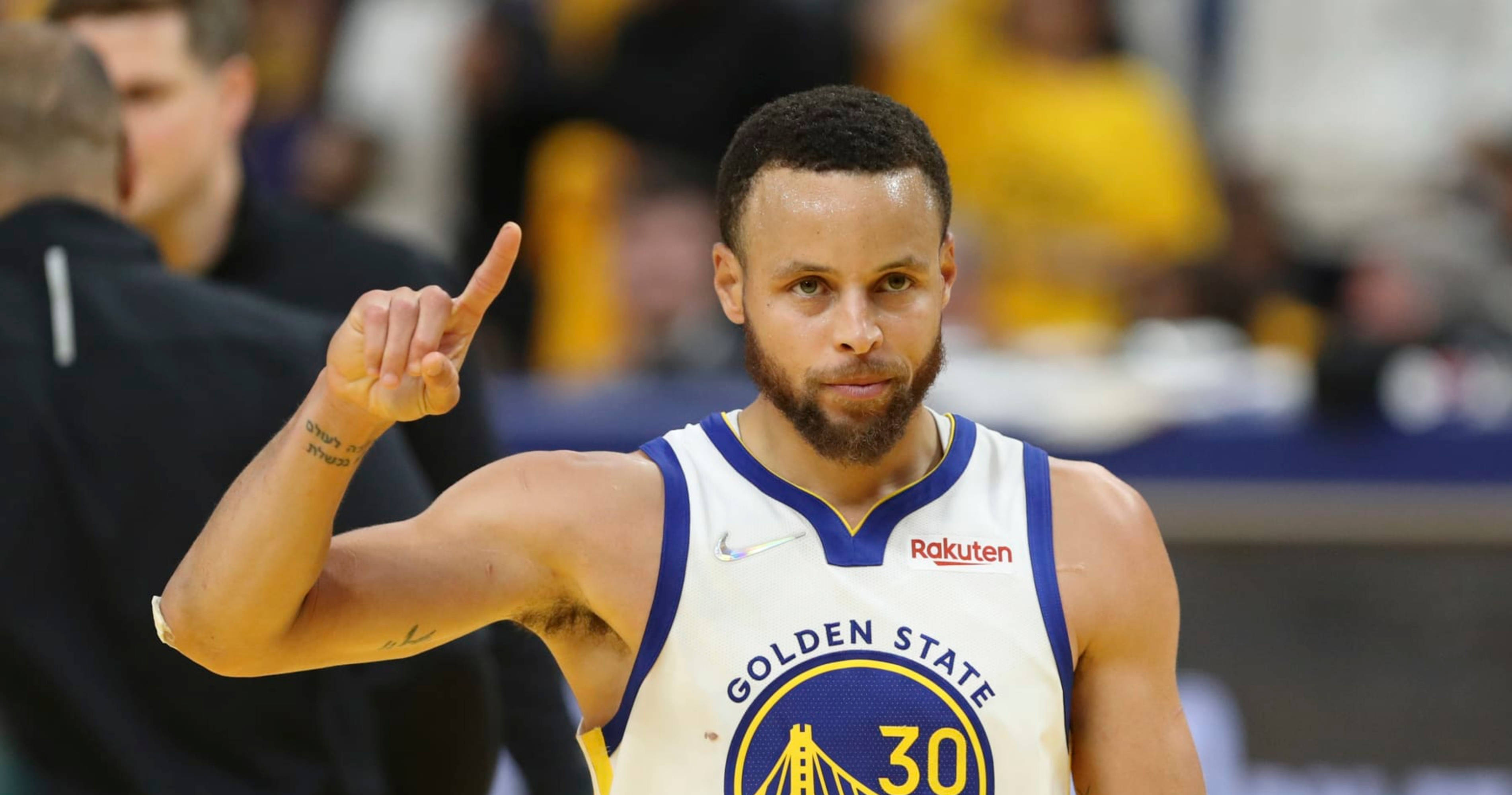 Steph Curry arătând cu degetul în sus cu mâna dreaptă Fundal