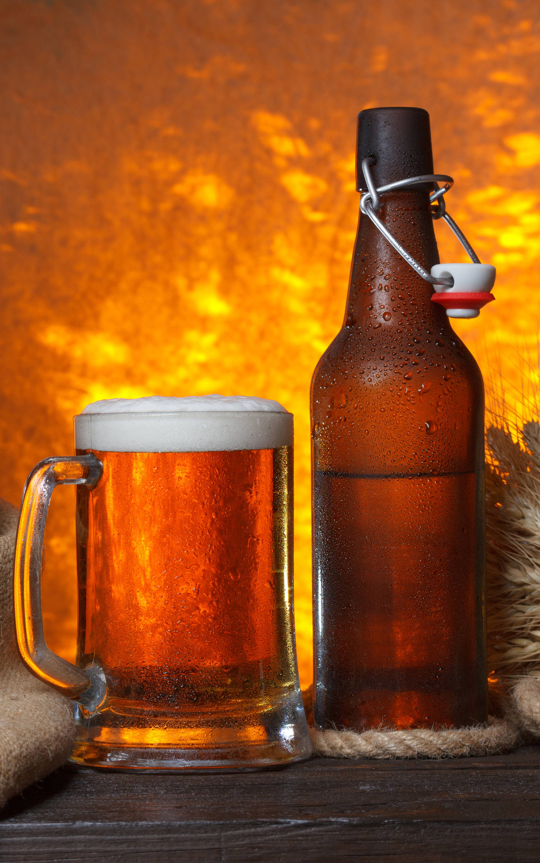 Sticlă de Bere și Halbă de Brown Ale Fundal