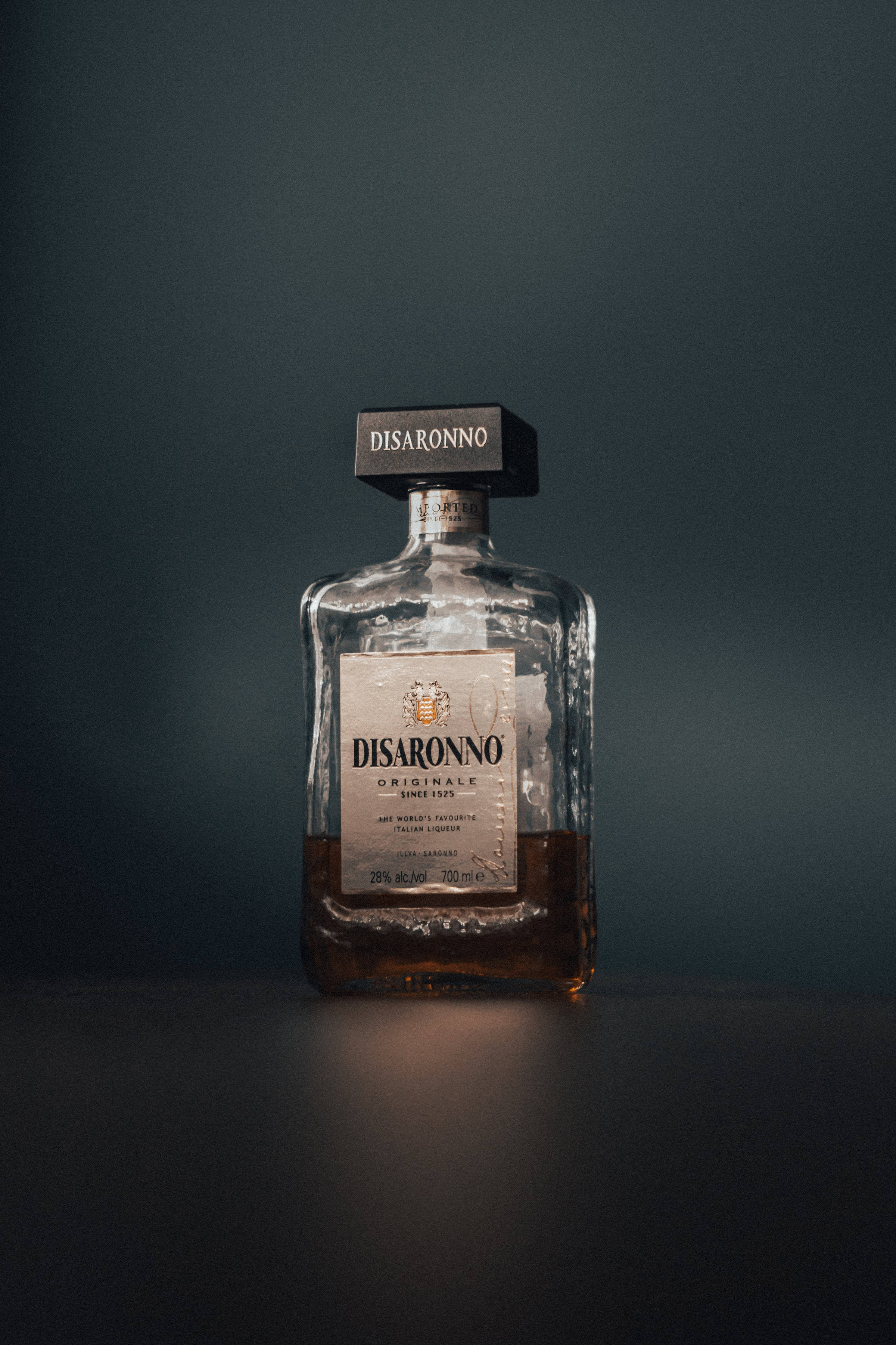 Sticla de lichior whiskey Disaronno Fundal