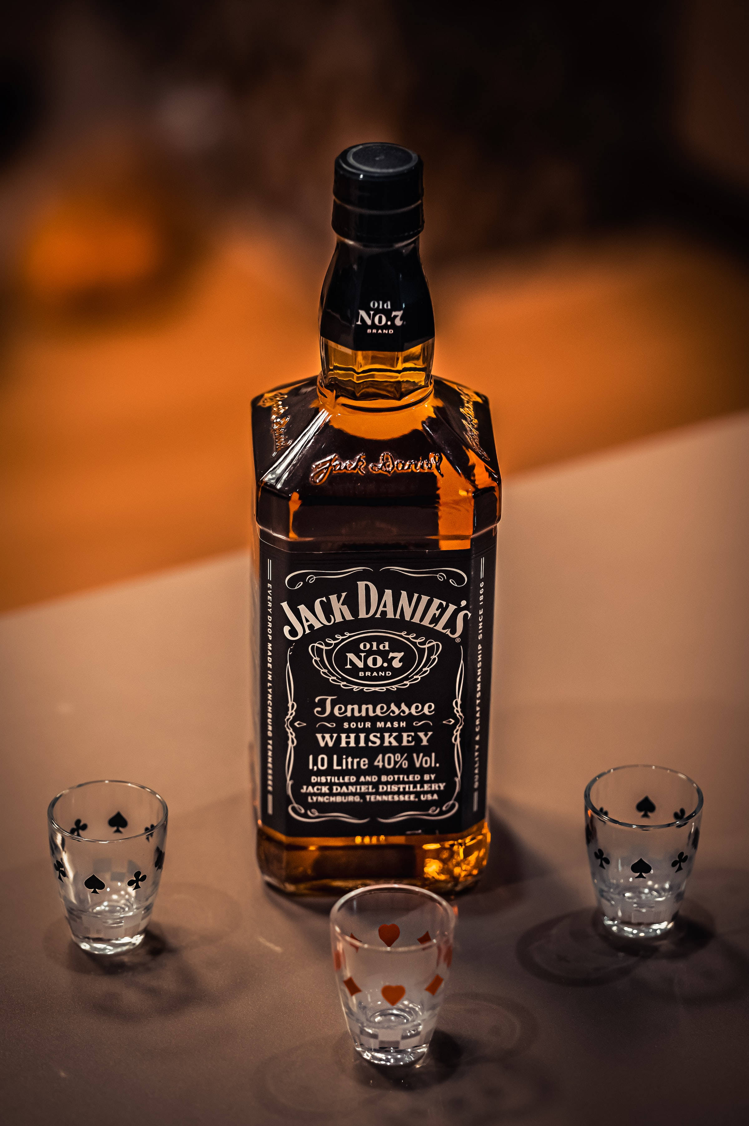 Sticlă de whiskey Jack Daniels cu pahare de shot Fundal