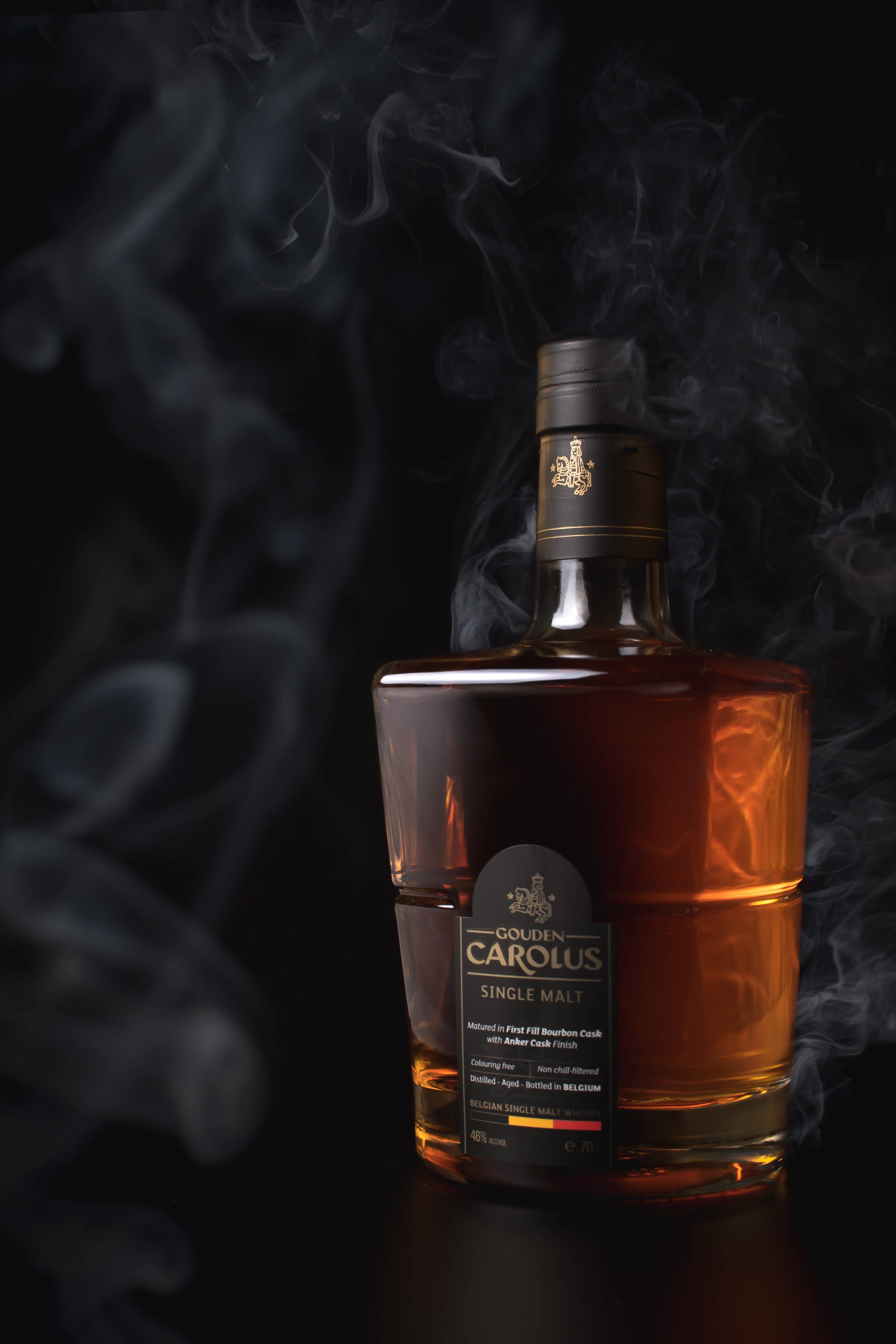 Sticlă Rotundă de Whiskey Gouden Carolus Fundal