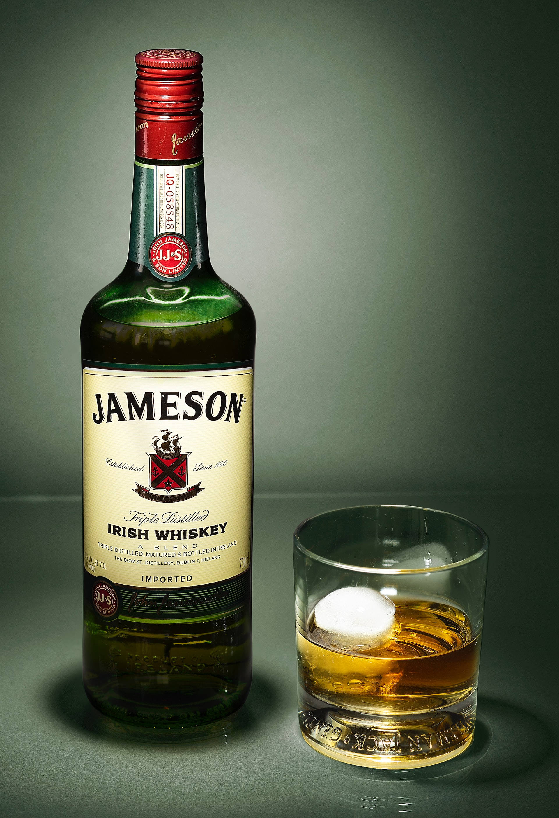 Sticlă și pahar de whisky Jameson Fundal