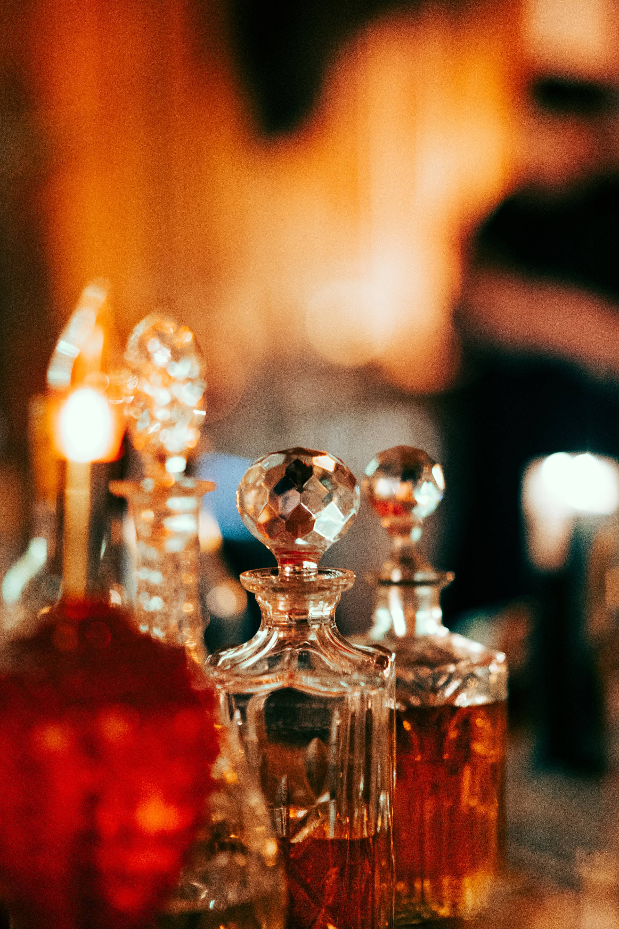 Sticle Elegante de Whiskey în Sticlă Fundal