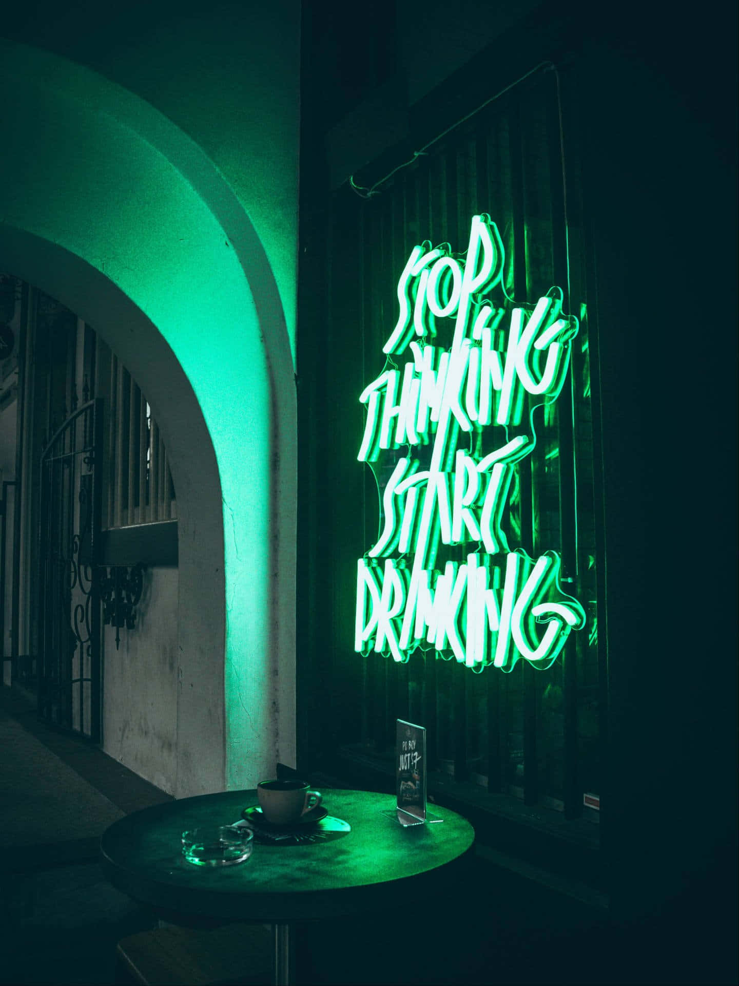 Stop Thinking Start Drinking LED Verde Fundal