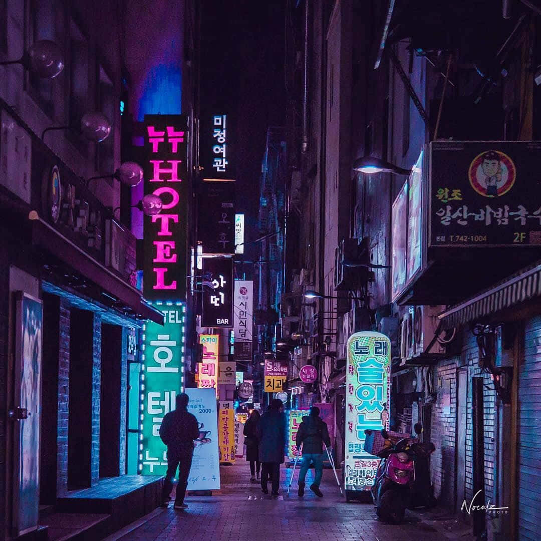 Stradă întunecată cu reclame neon estetice Fundal