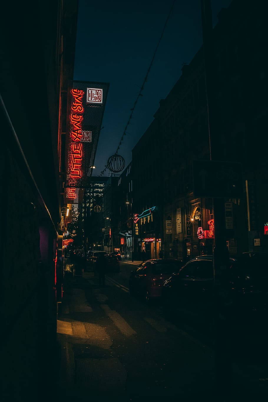 Stradă întunecată cu lumină neon în oraș Fundal