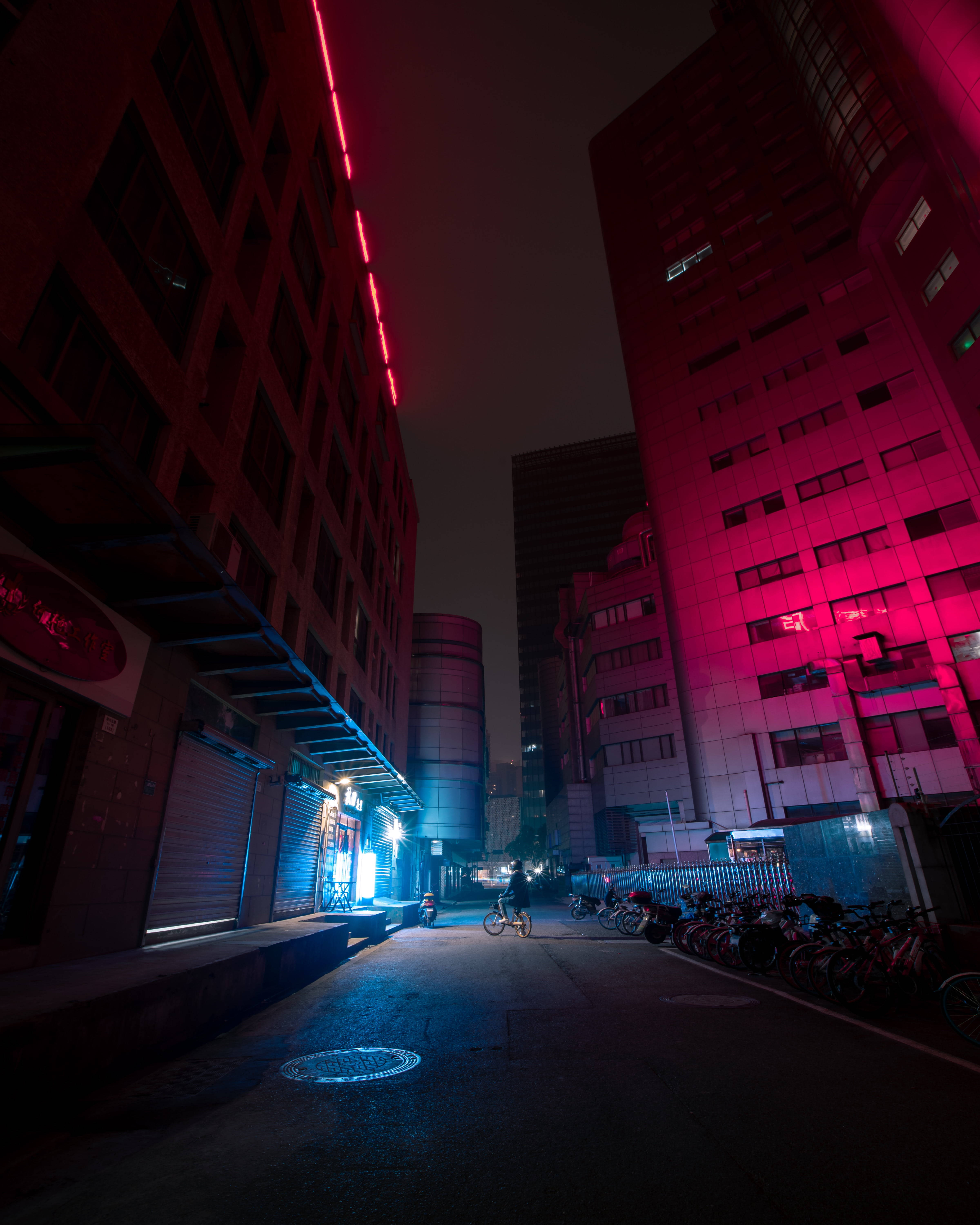 Stradă întunecată cu neon și biciclete Fundal