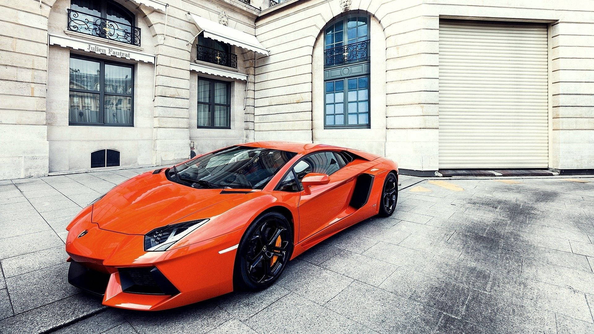 Străzile Londrei iluminate de o Lamborghini Aventador portocalie Fundal