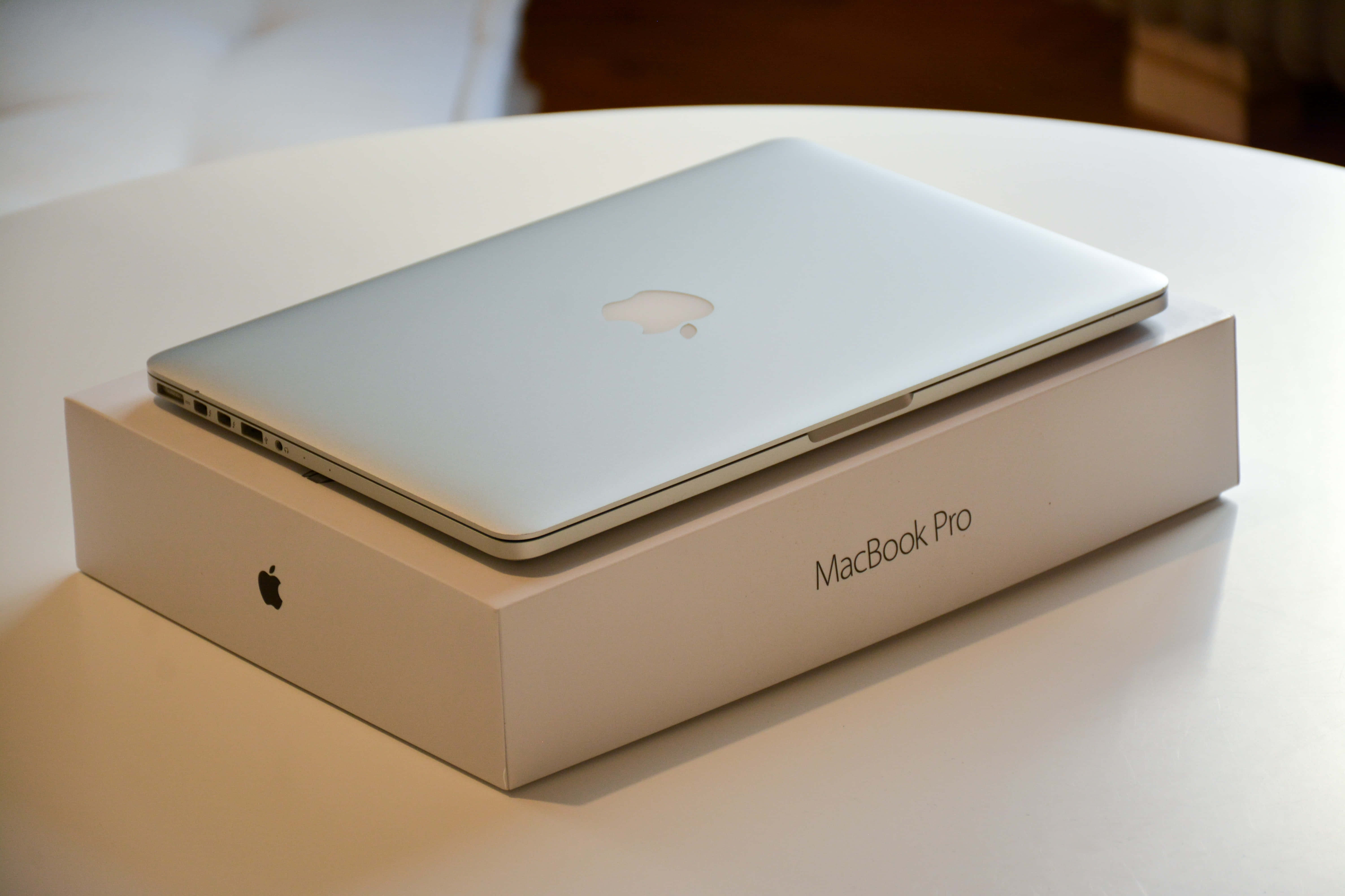 Subțire și stilat, Macbook-ul Aesthetic arată perfect pentru toate nevoile tale digitale. Fundal
