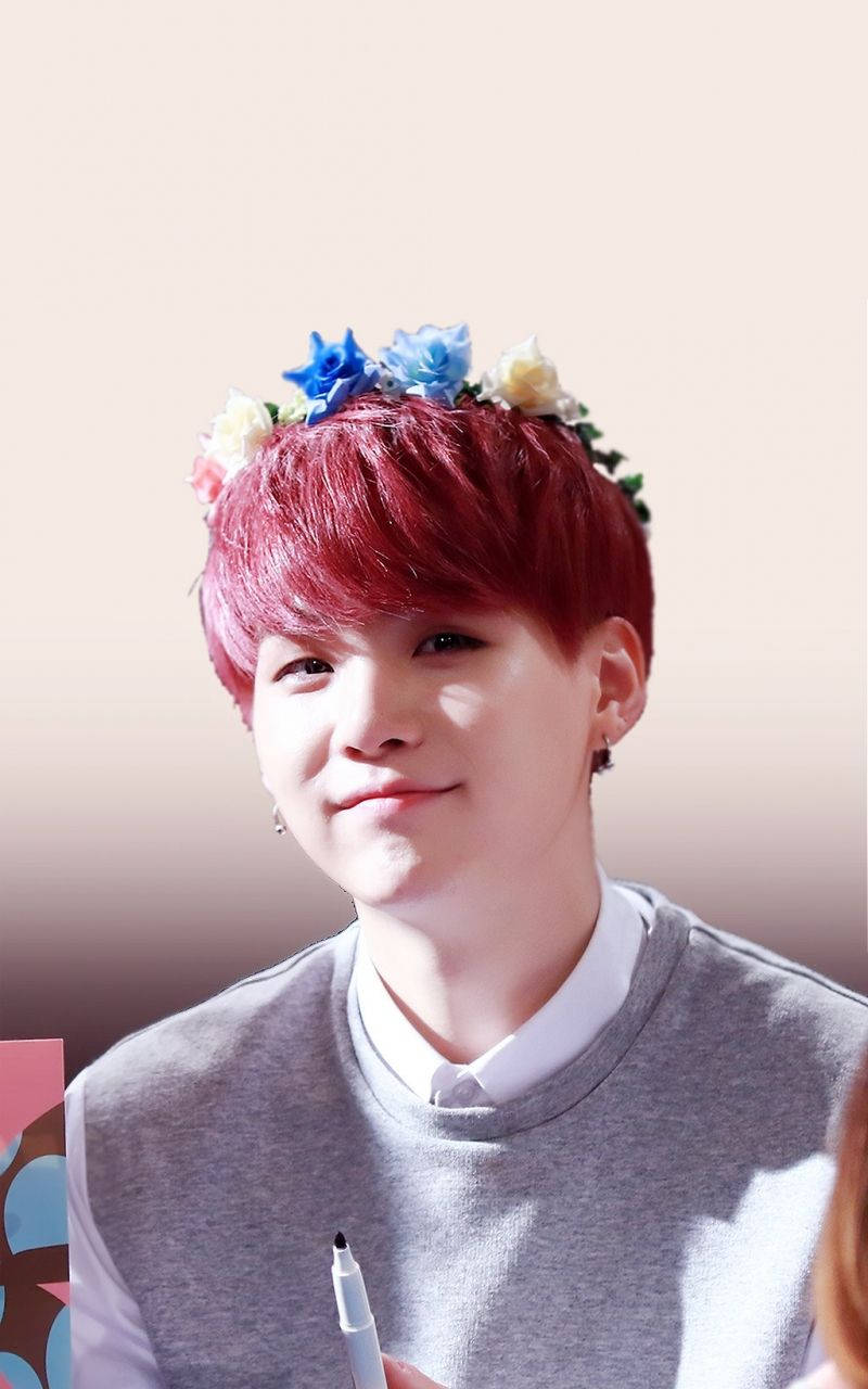 Suga BTS drăguț în coroniță de flori Fundal