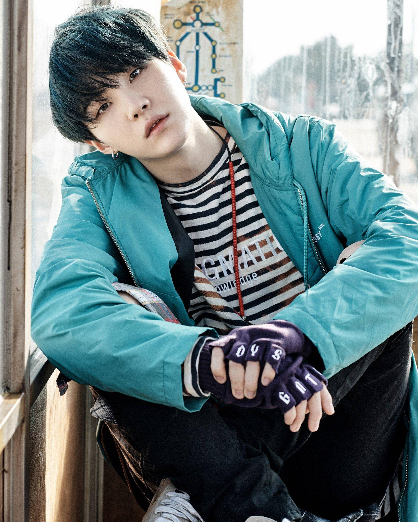 Suga Drăguț în Albastru de la BTS Fundal