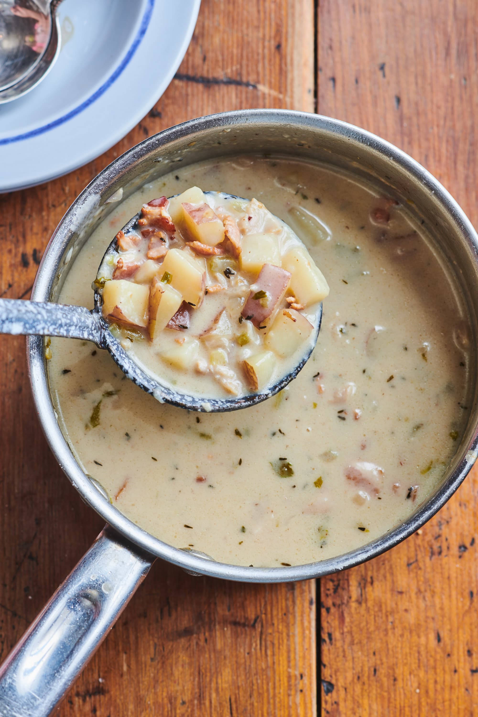 Supă Clam Chowder New England În Lingură De Argintărie Fundal