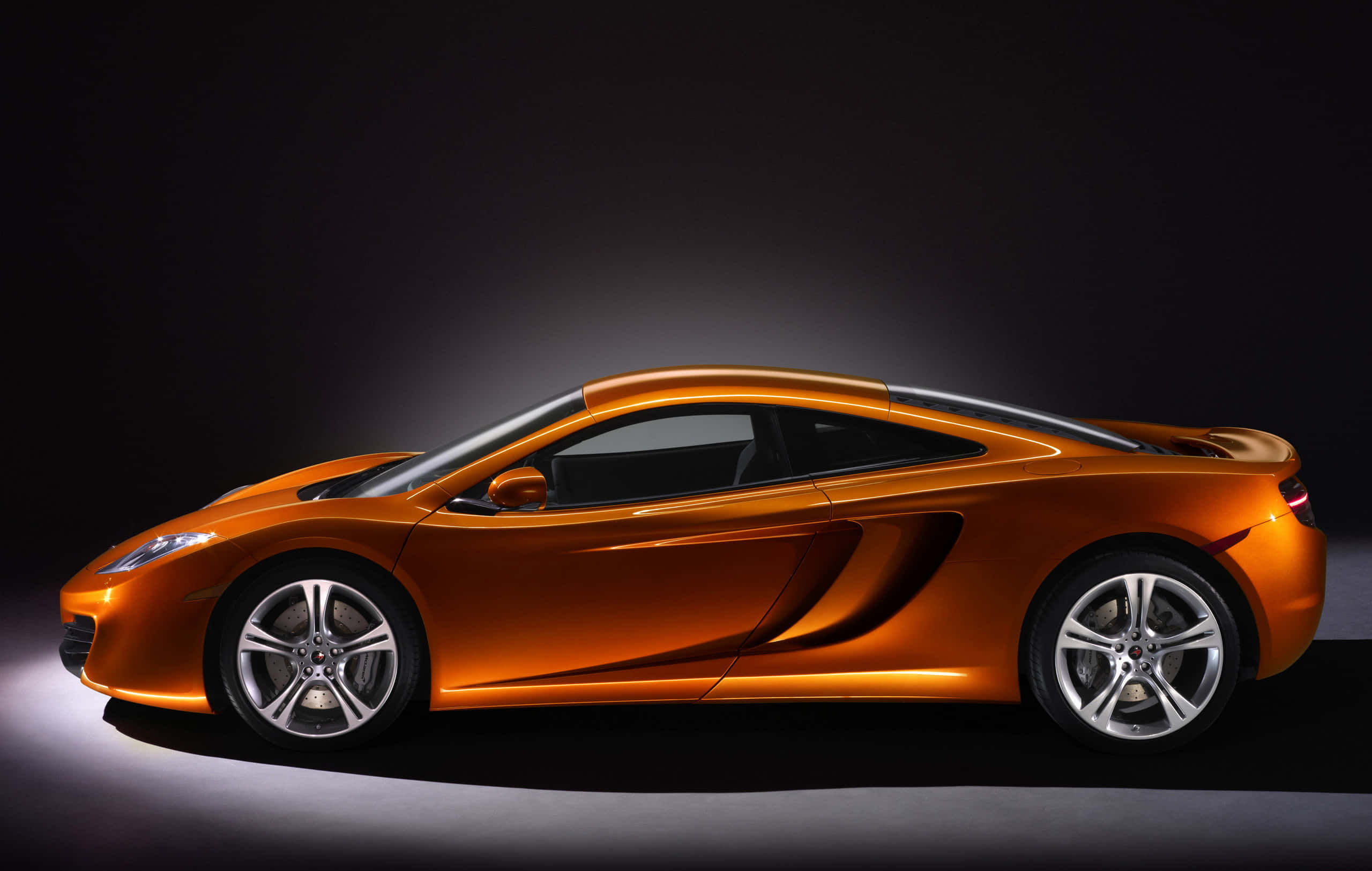 Supercar de Lux Negru în Peisaj Pitoresc Fundal