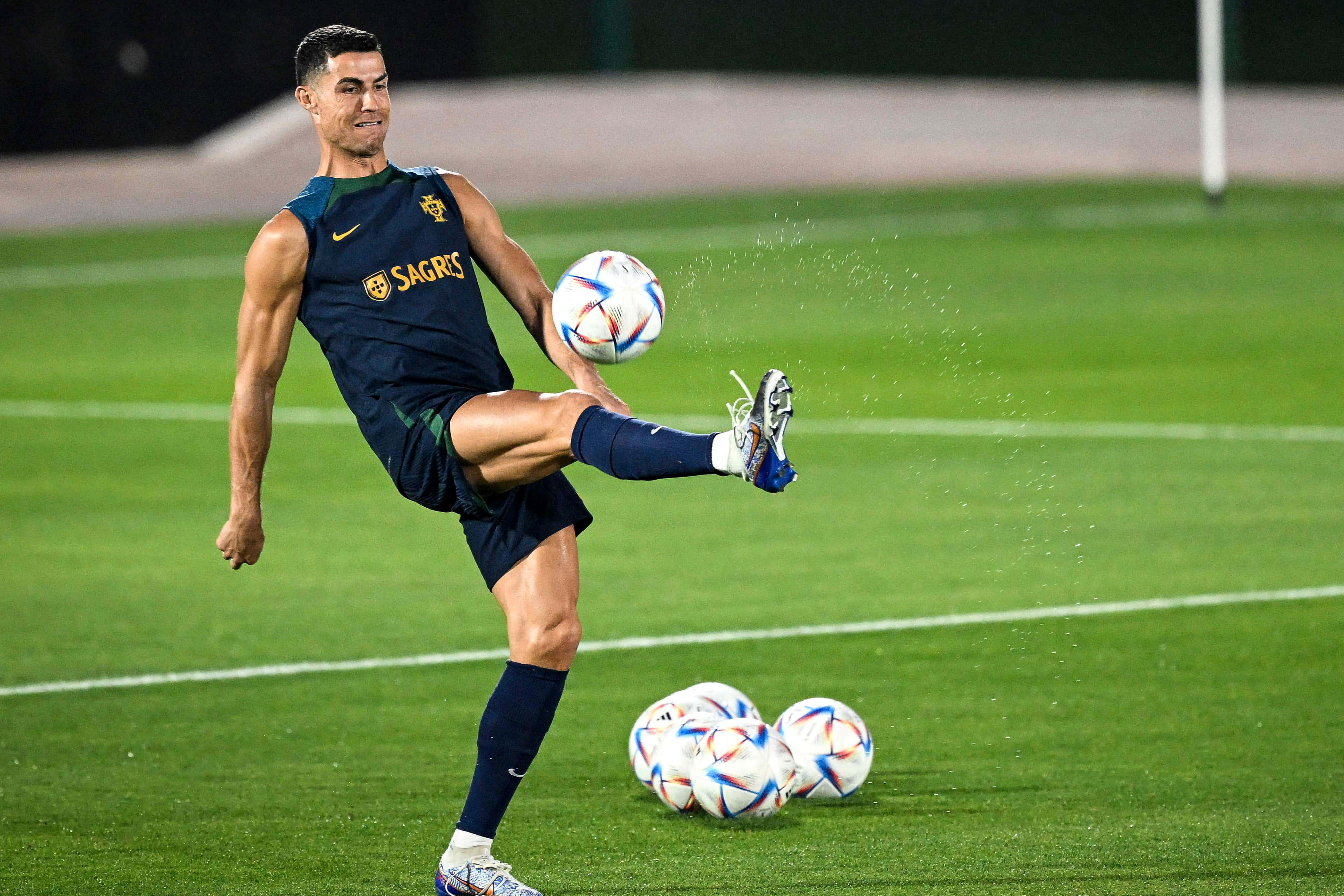 Superstarul fotbalului Cristiano Ronaldo își demonstrează talentul Fundal