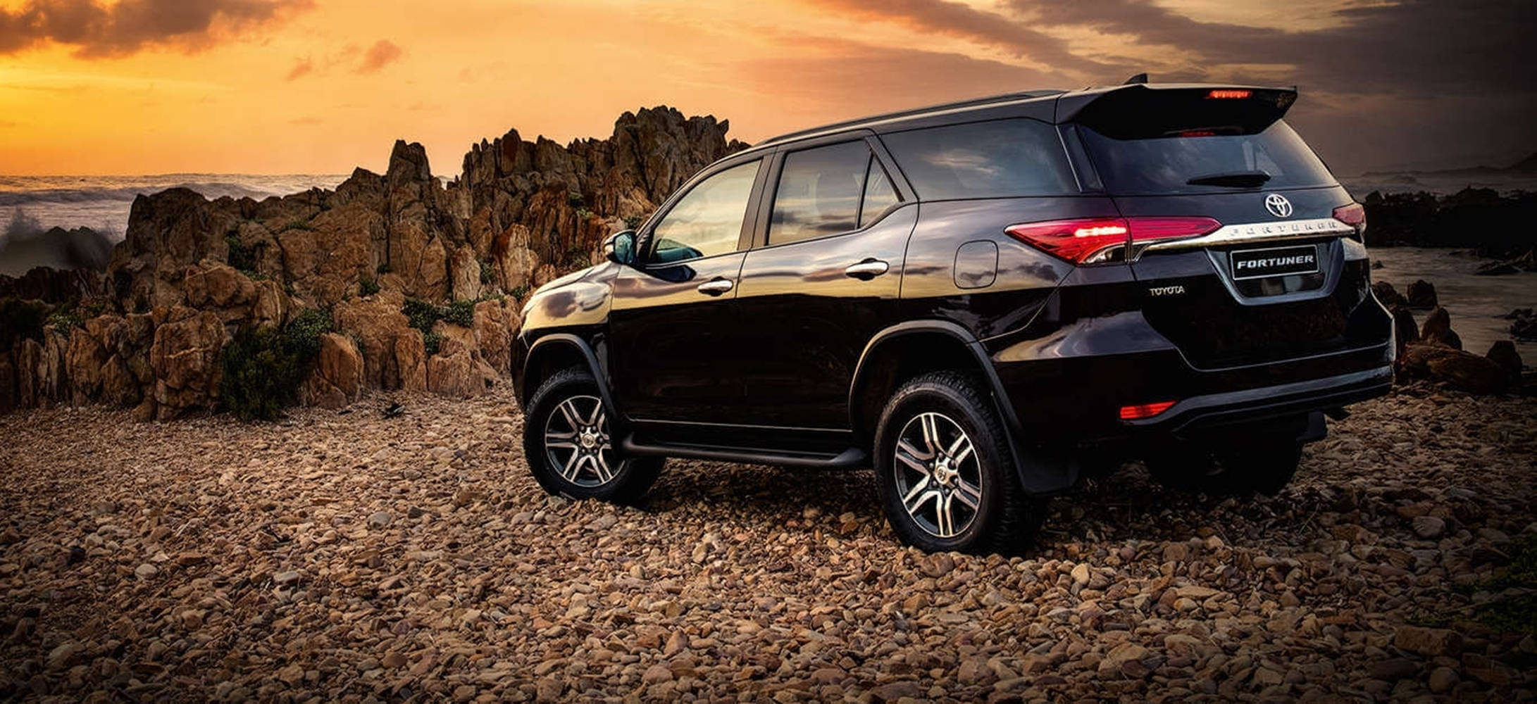 SUV Toyota Fortuner Black Legender Fundal