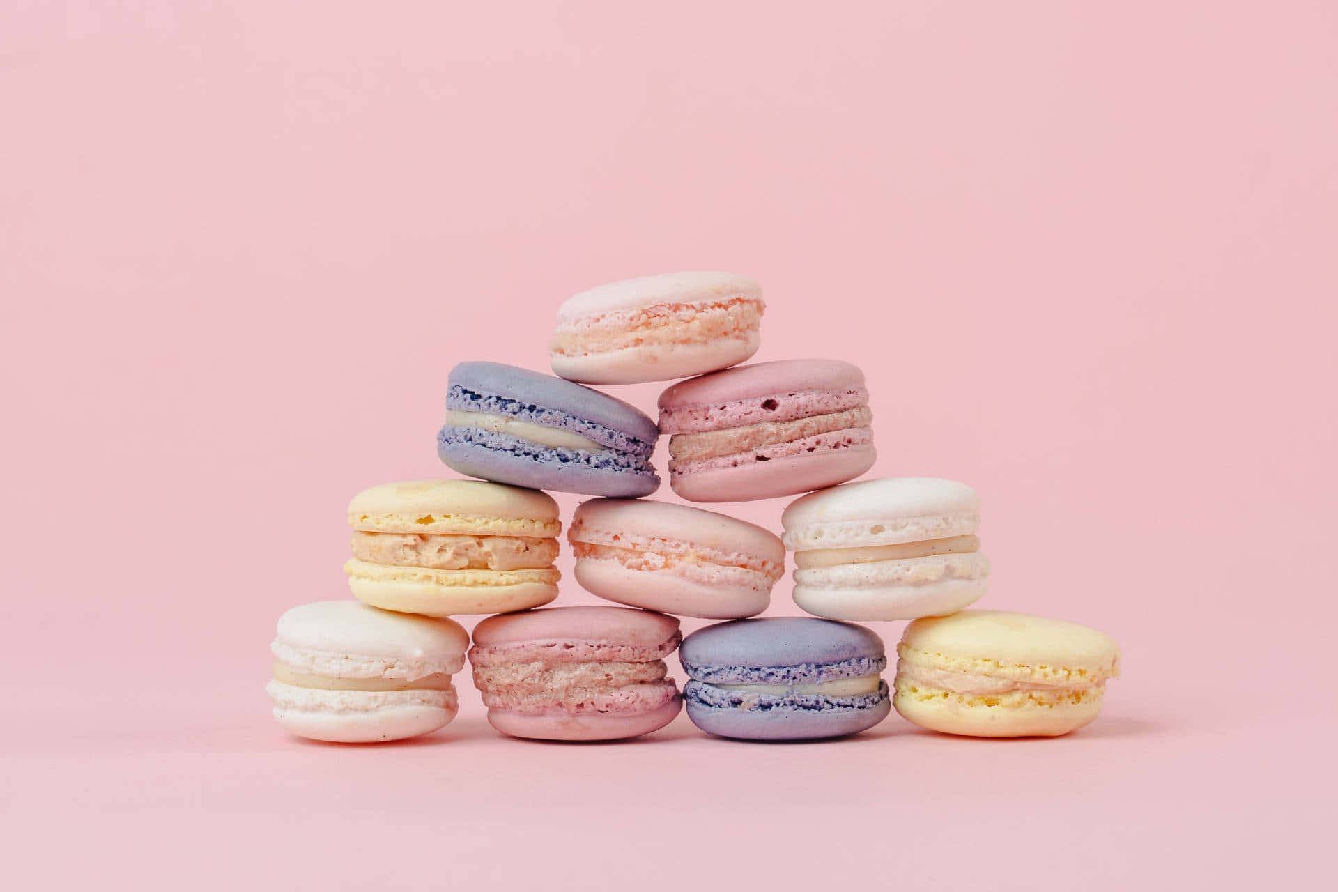 Tablou estetic roz cu grămadă de macarons Fundal
