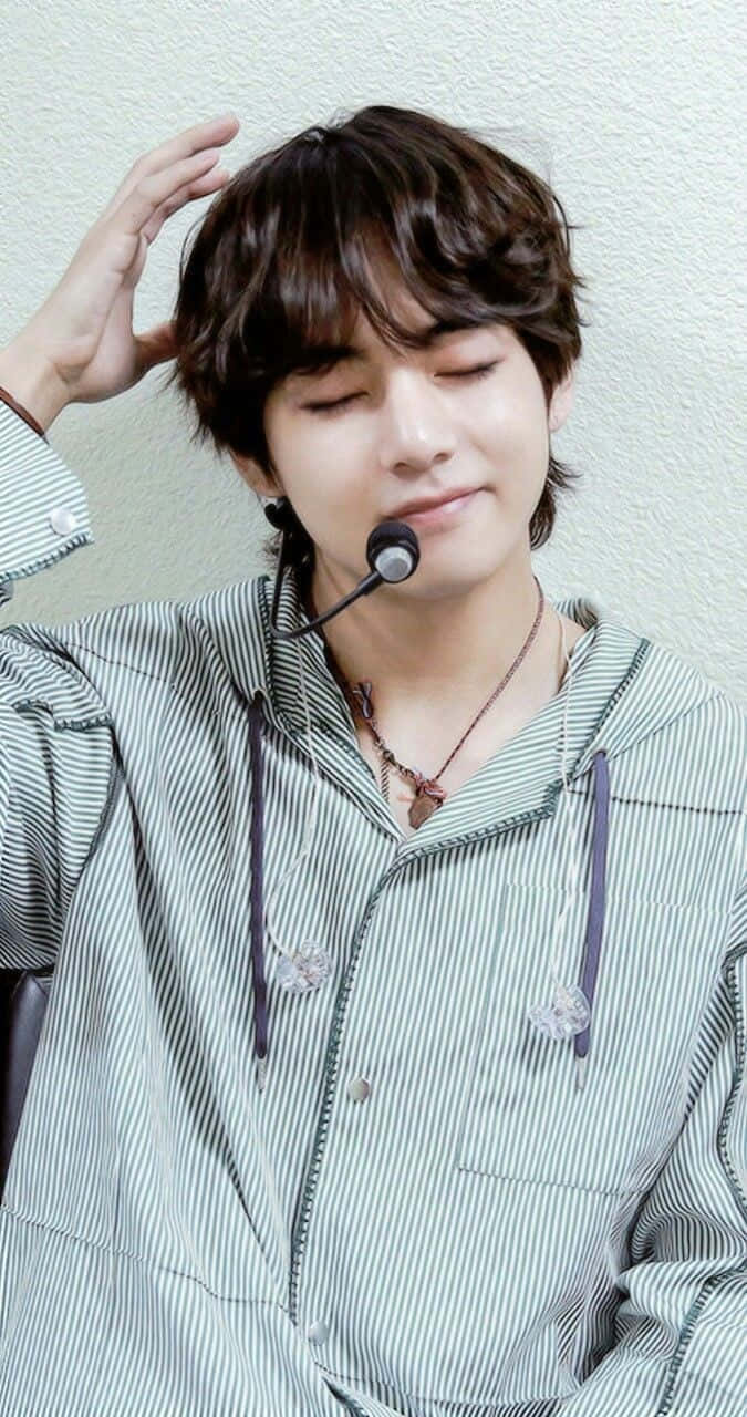 Taehyung cu ochii închiși Fundal