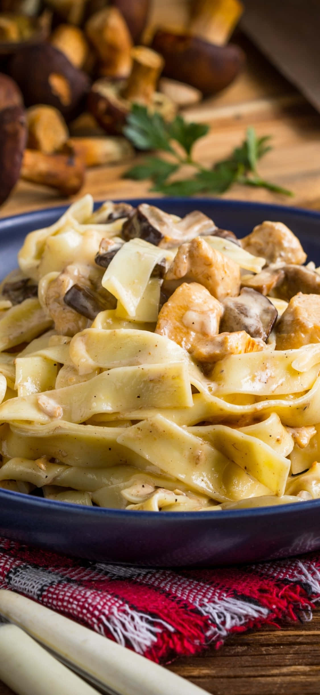 Tagliatelle pe farfuria neagră – fundal iPhone X cu paste Fundal