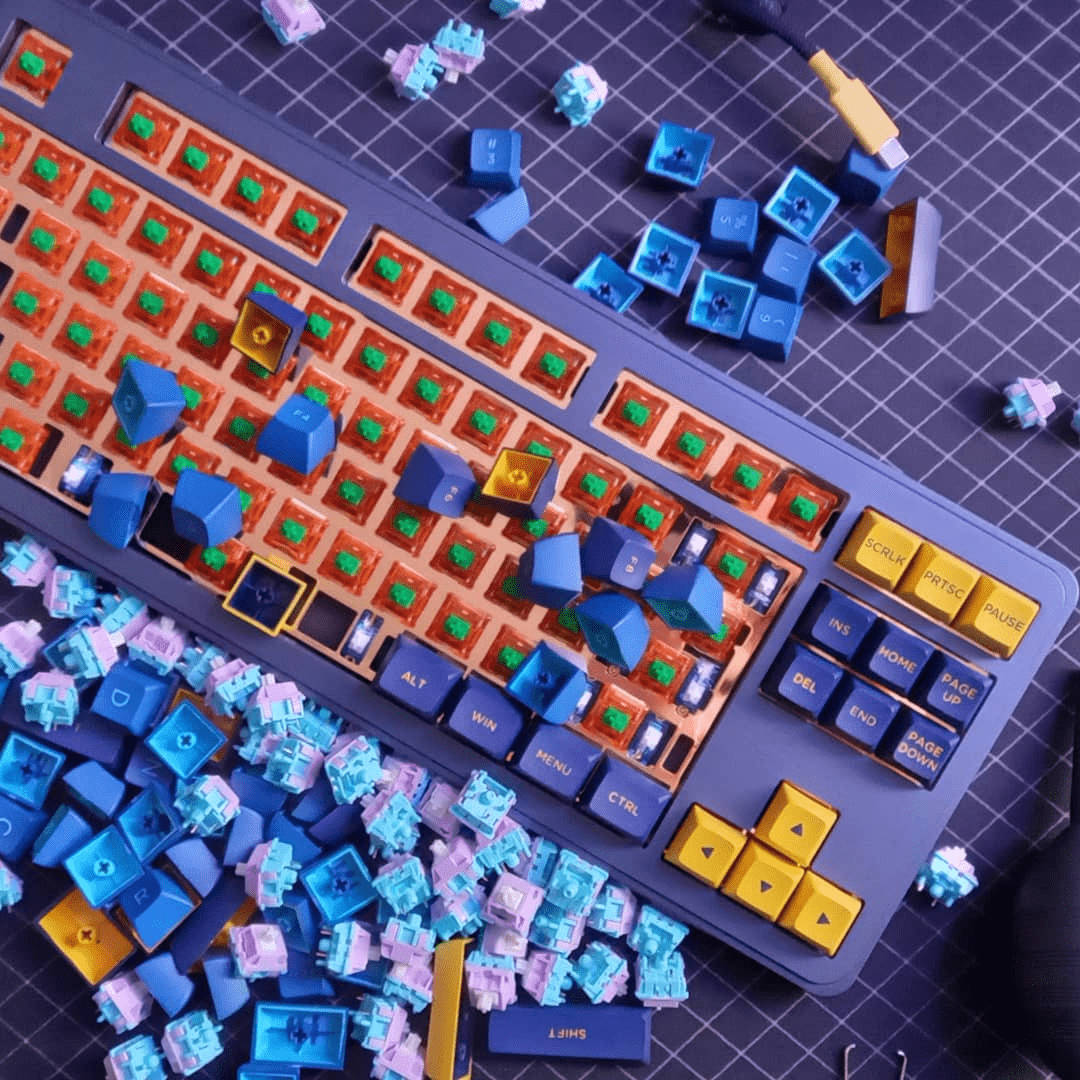 Tastatură mecanică wireless elegantă pentru spații de lucru moderne Fundal