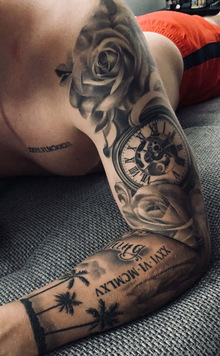 Tatuaj pe braț cu trandafir și ceas, bărbat Fundal