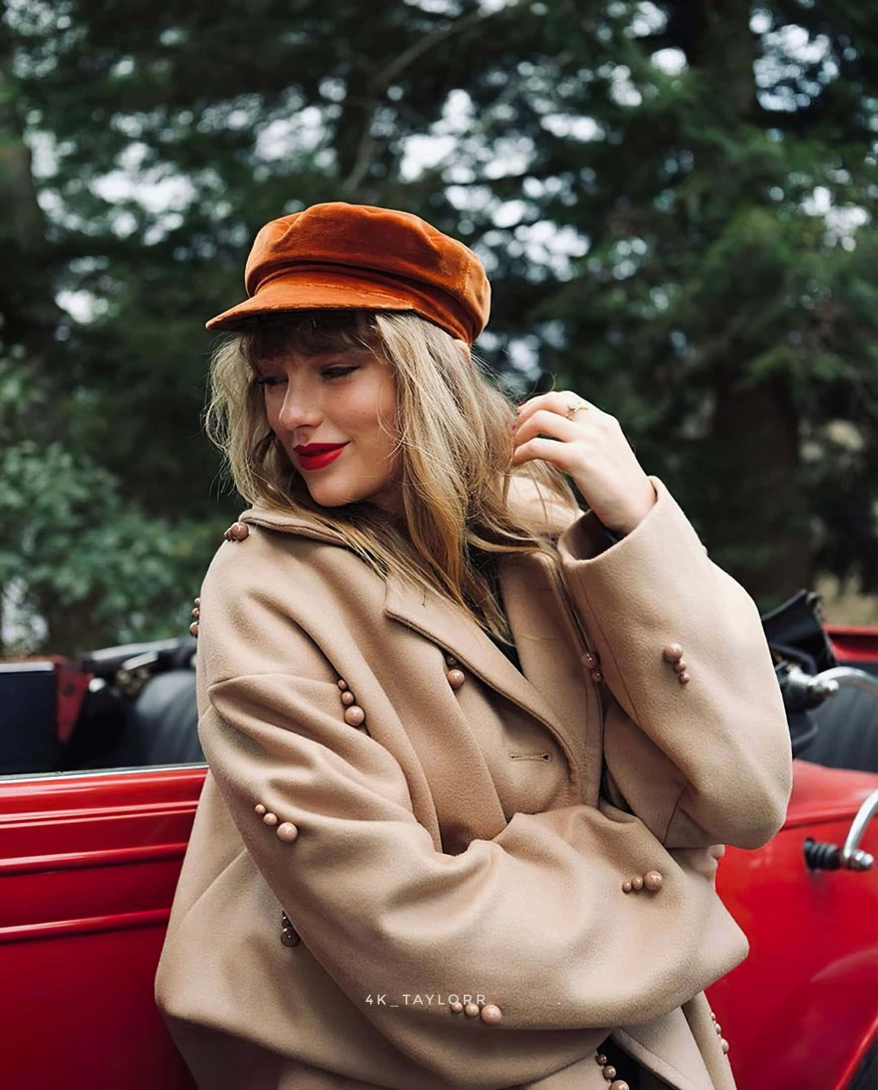 Taylor în afara decapotabilei roșii în Red Taylors Version Fundal