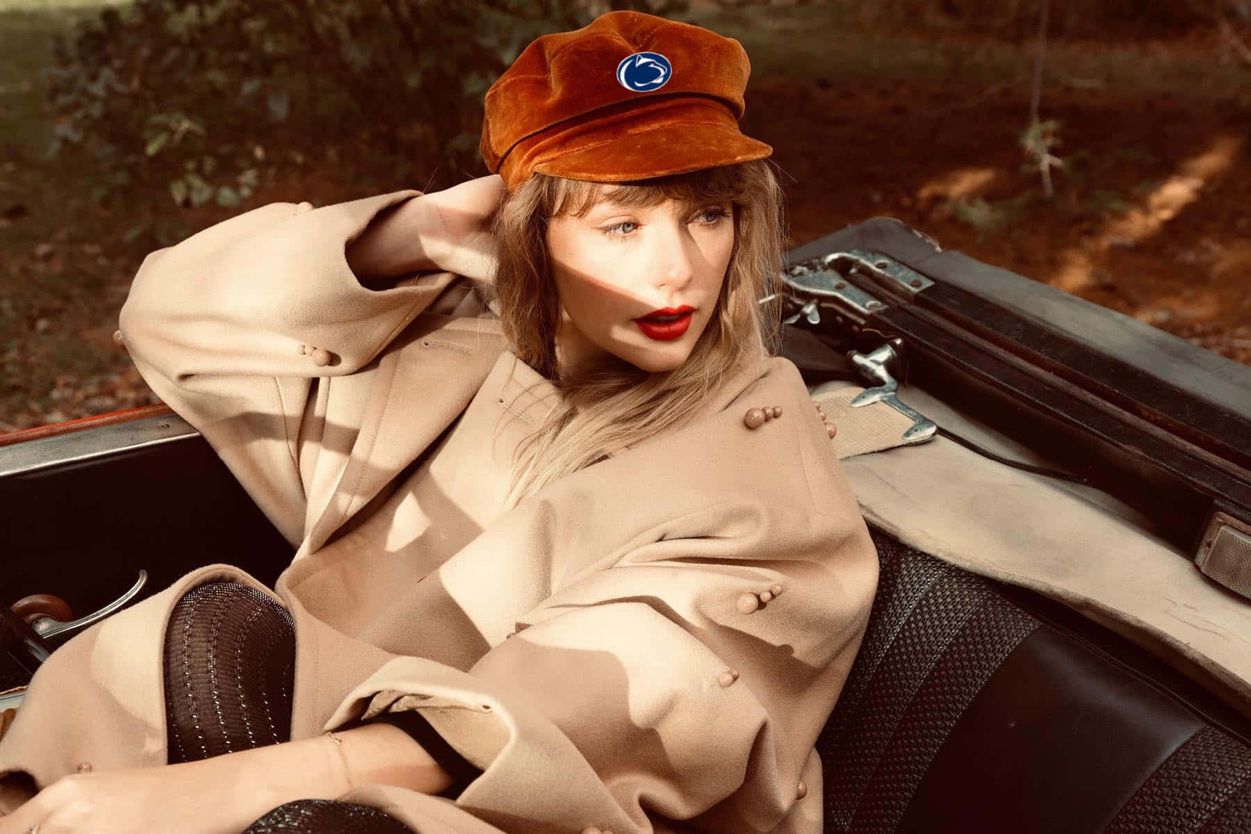 Taylor Swift aduce fericire prin muzica sa Fundal
