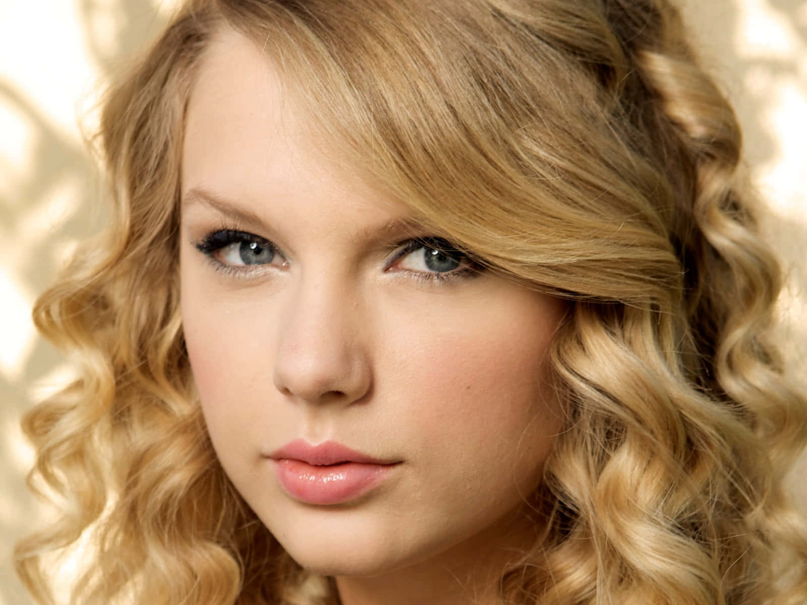 Taylor Swift arătând frumoasă și puternică Fundal