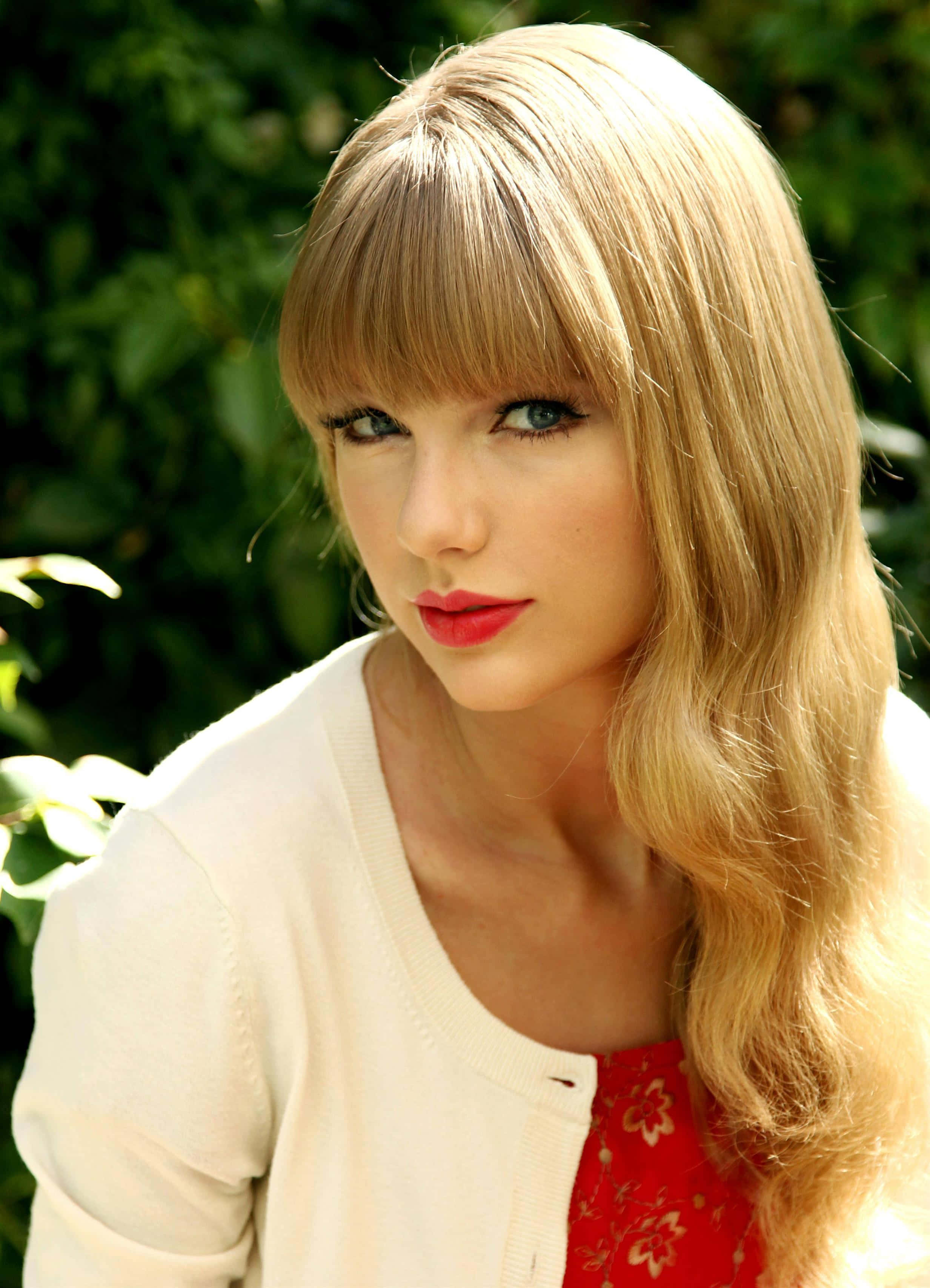 Taylor Swift arată uimitor într-o rochie roșie șic Fundal
