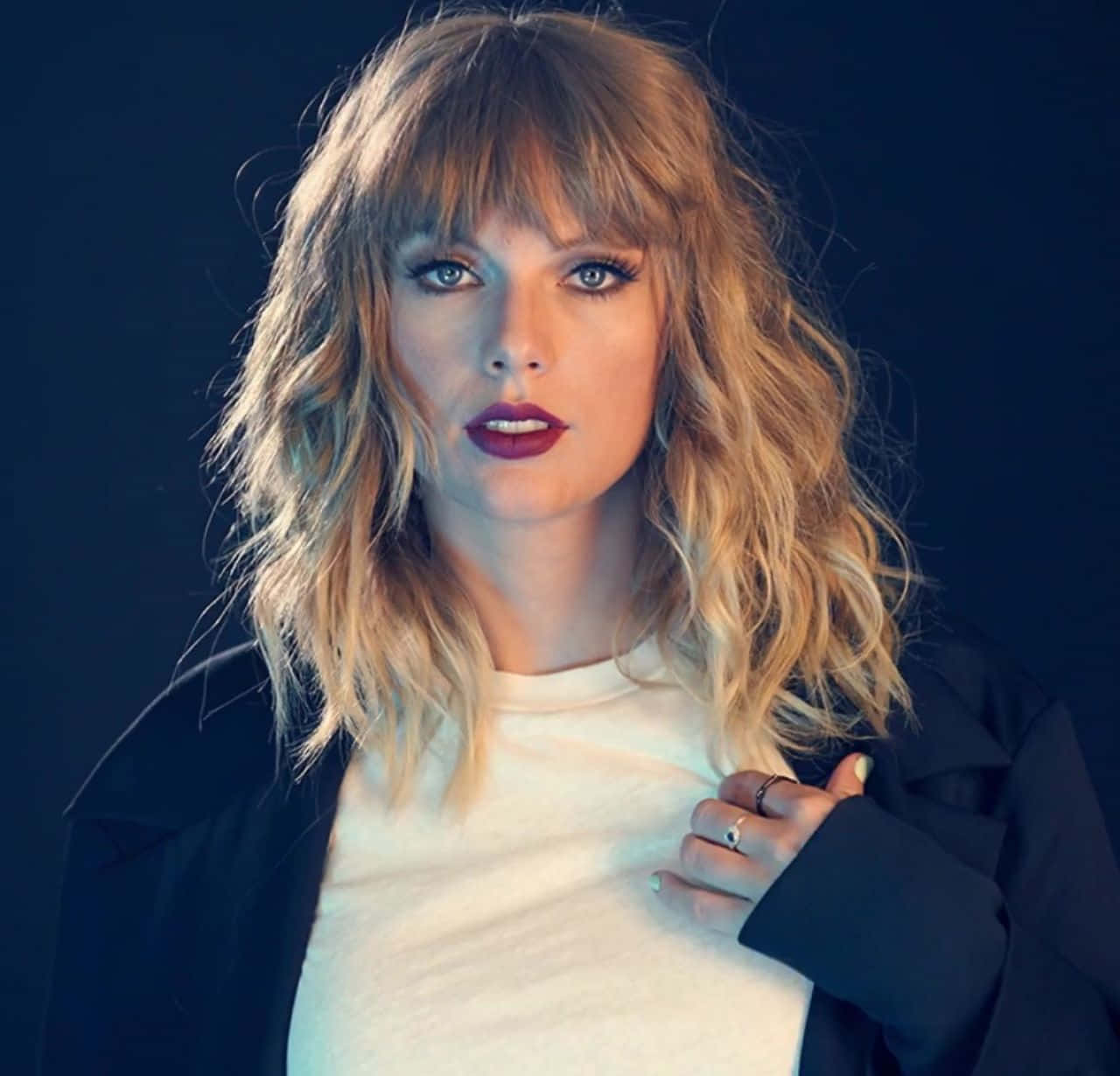 Taylor Swift arată chic în stilul său caracteristic Fundal