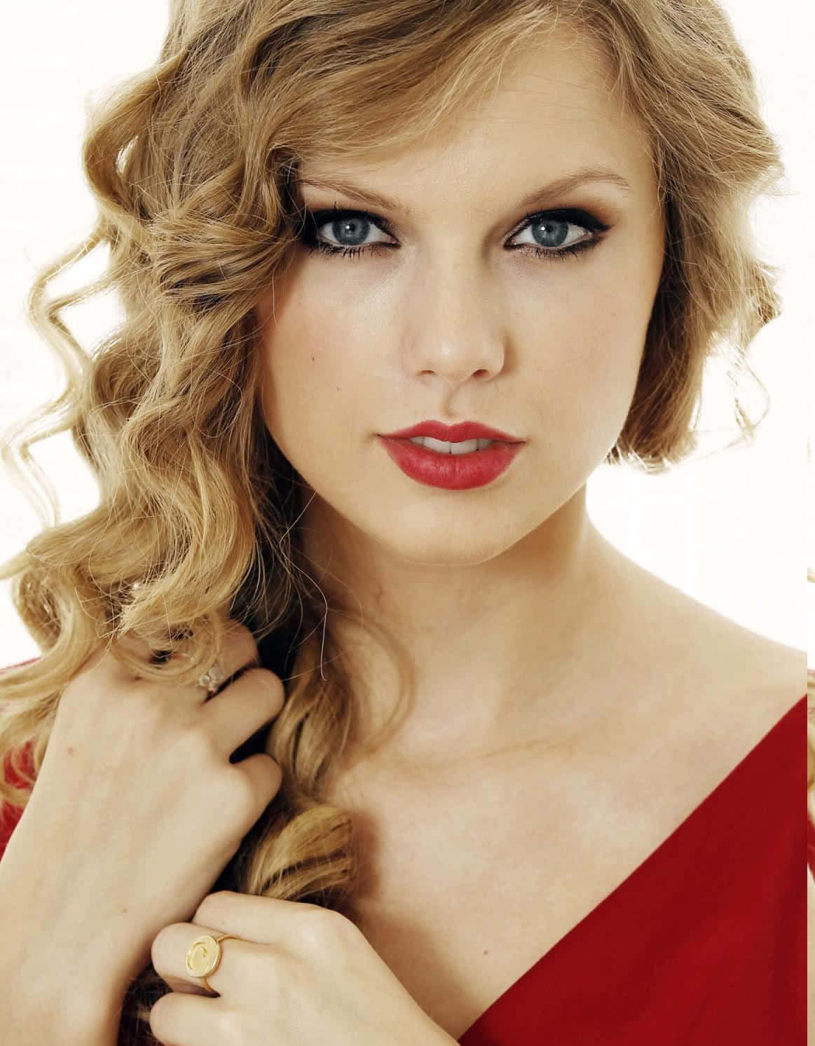 Taylor Swift arată superb în rochia ei albastră Fundal