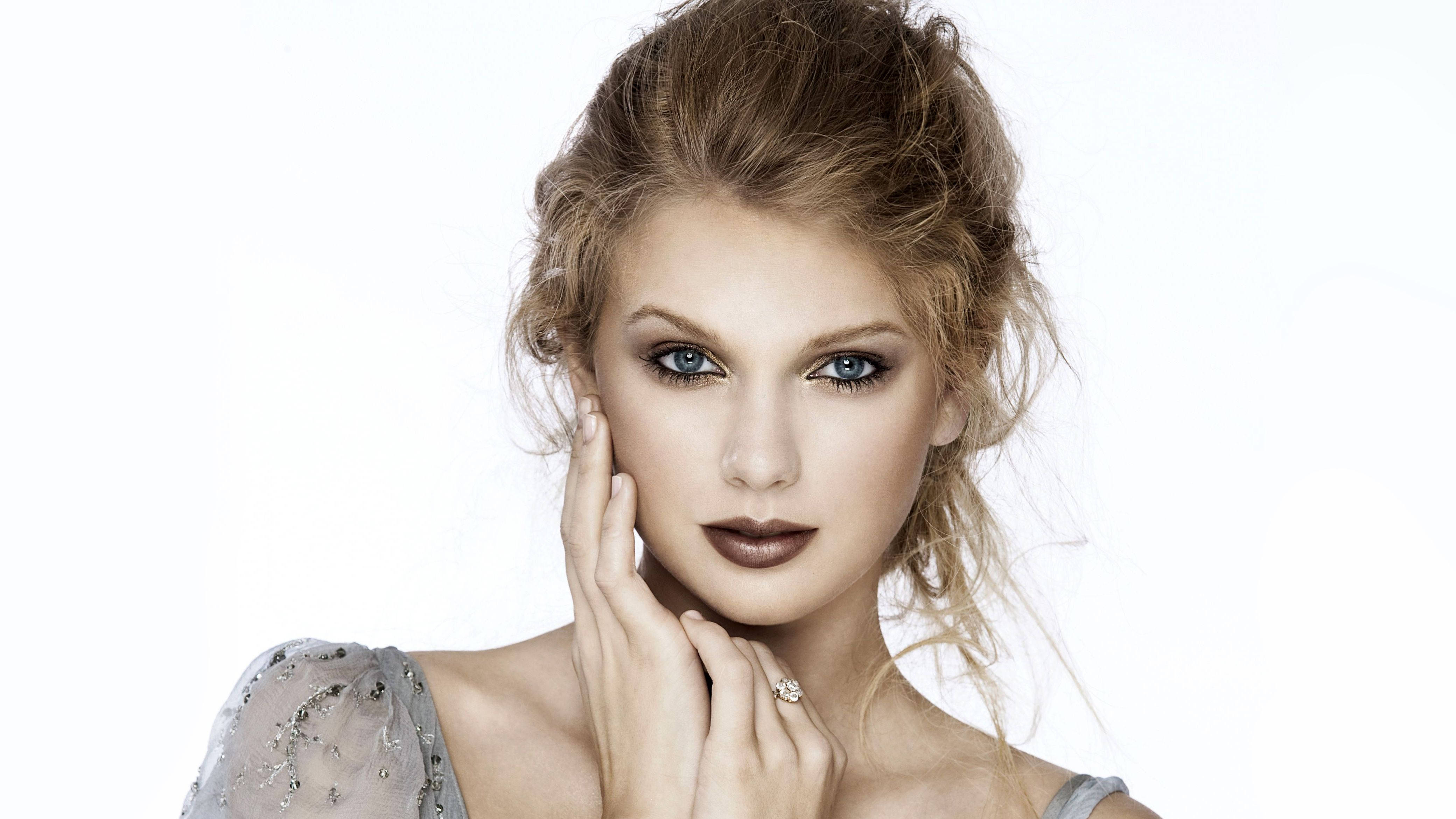 Taylor Swift arătând glamour cu un machiaj nude Fundal