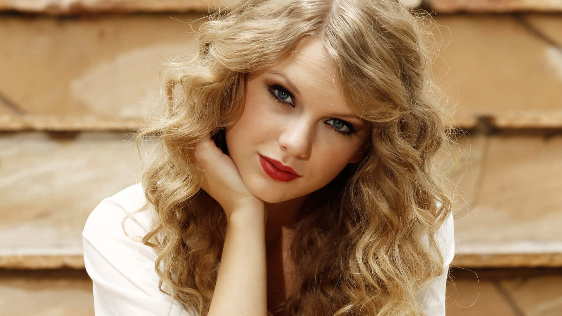 Taylor Swift cântând impecabil la Sencit Music Festival. Fundal