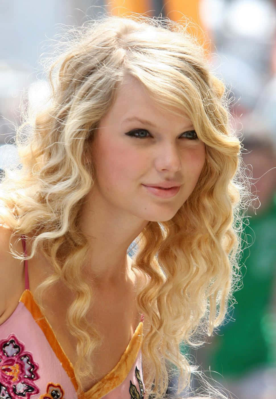 Taylor Swift cântând în cel mai recent concert Fundal