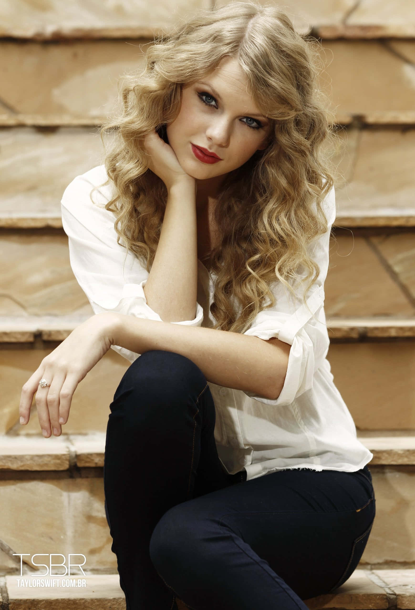 Taylor Swift cântând într-o rochie neon portocalie Fundal