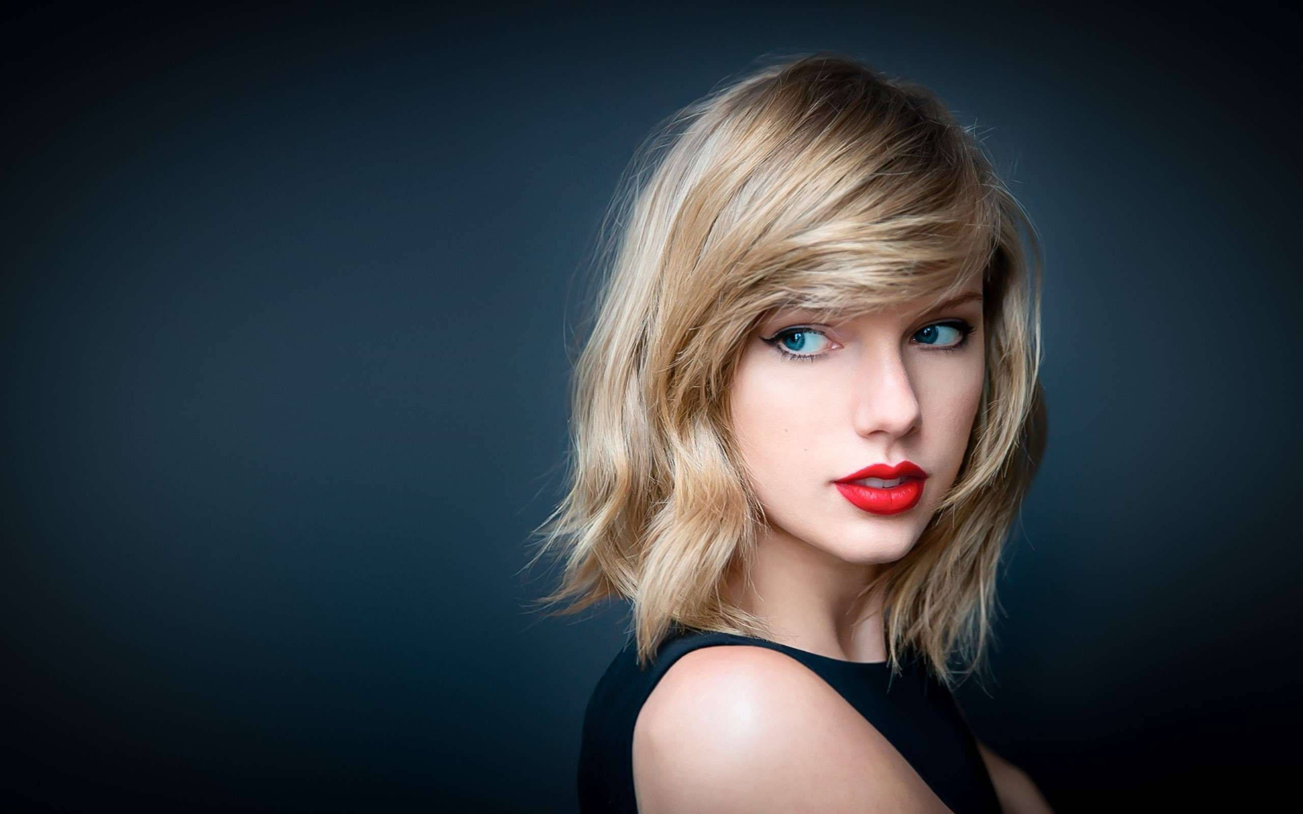 Taylor Swift cântând la un concert live Fundal
