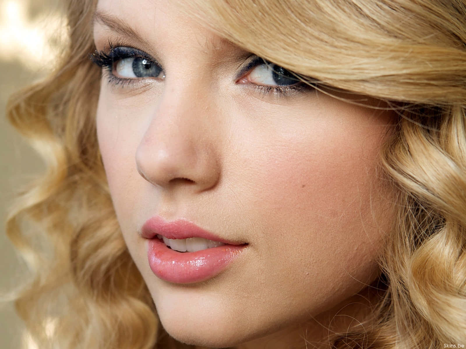 Taylor Swift de-a lungul anilor: de la senzatie pop la superstar internationala Fundal