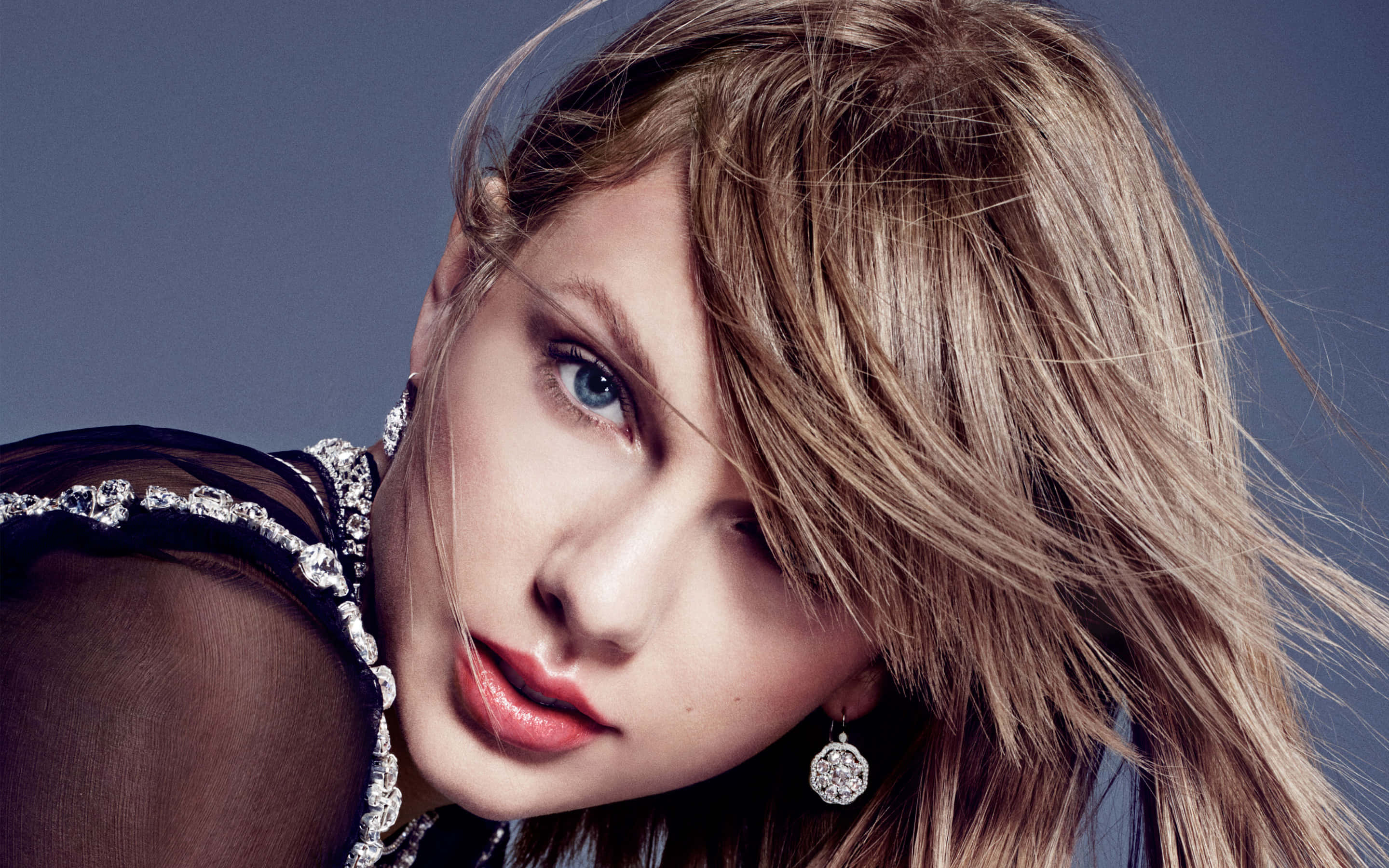 Taylor Swift defilează pe podium, trăindu-și propriul spectacol de modă Fundal