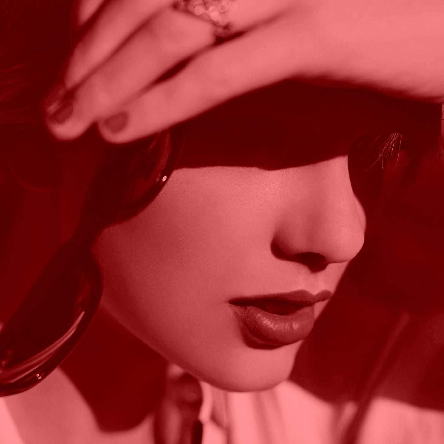 Taylor Swift distribuie arta copertei pentru albumul reînregistrat, „Red Taylor’s Version.” Fundal