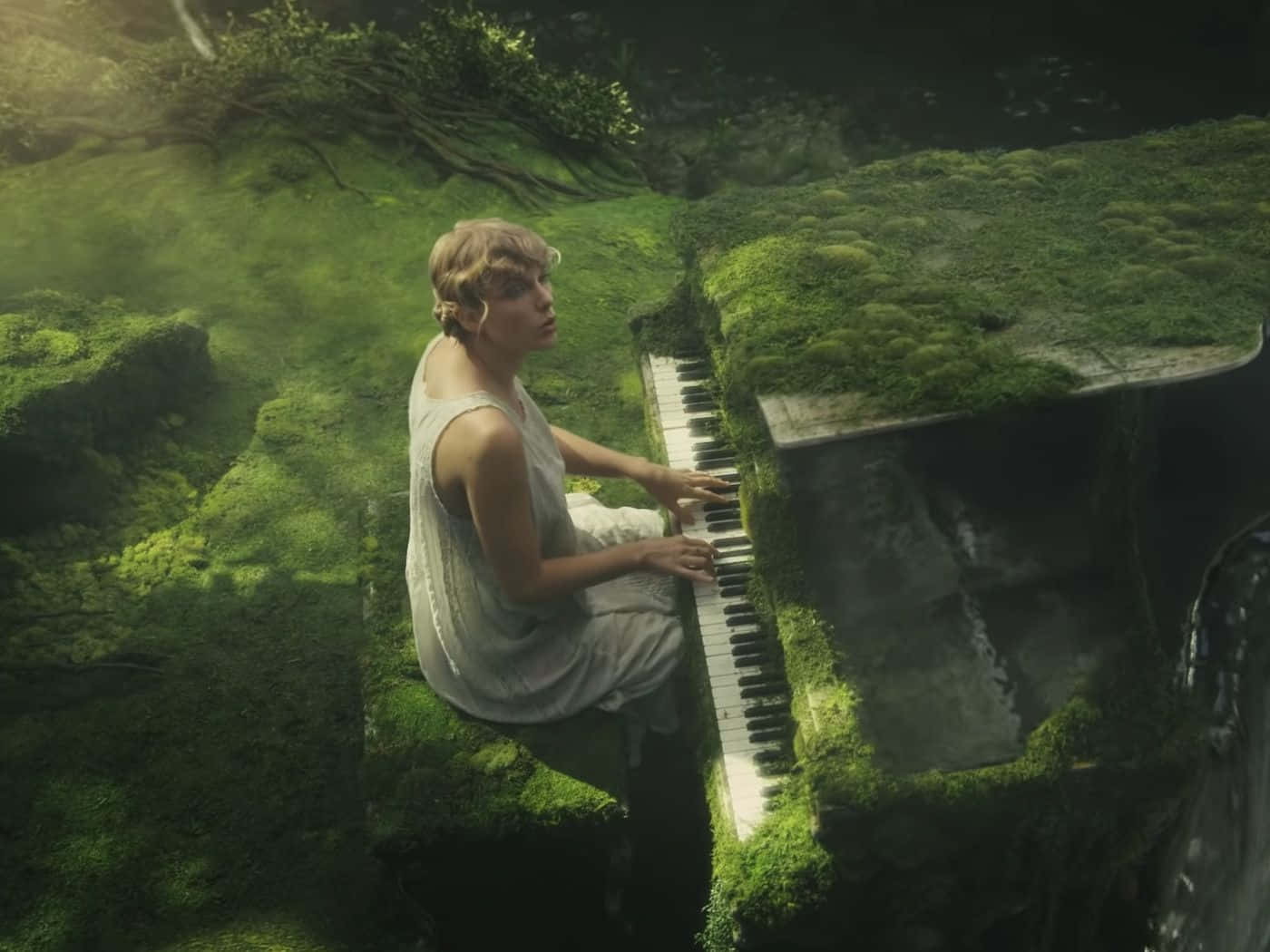 Taylor Swift Folklore cântând la pian în pădure Fundal